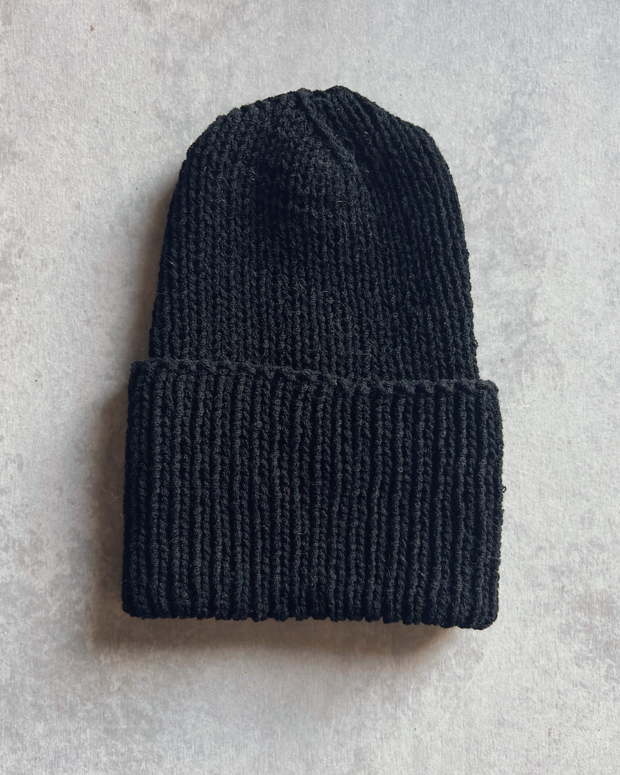 karakoram : ribbed wool beanie in carbon