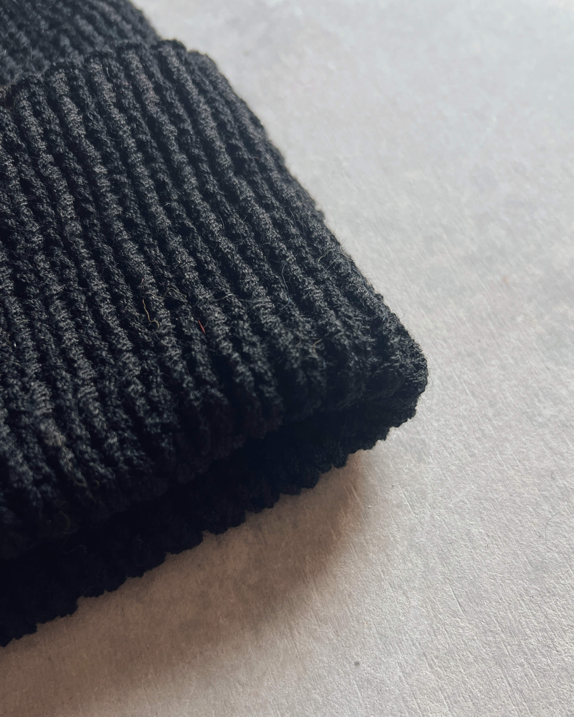 karakoram : ribbed wool beanie in carbon