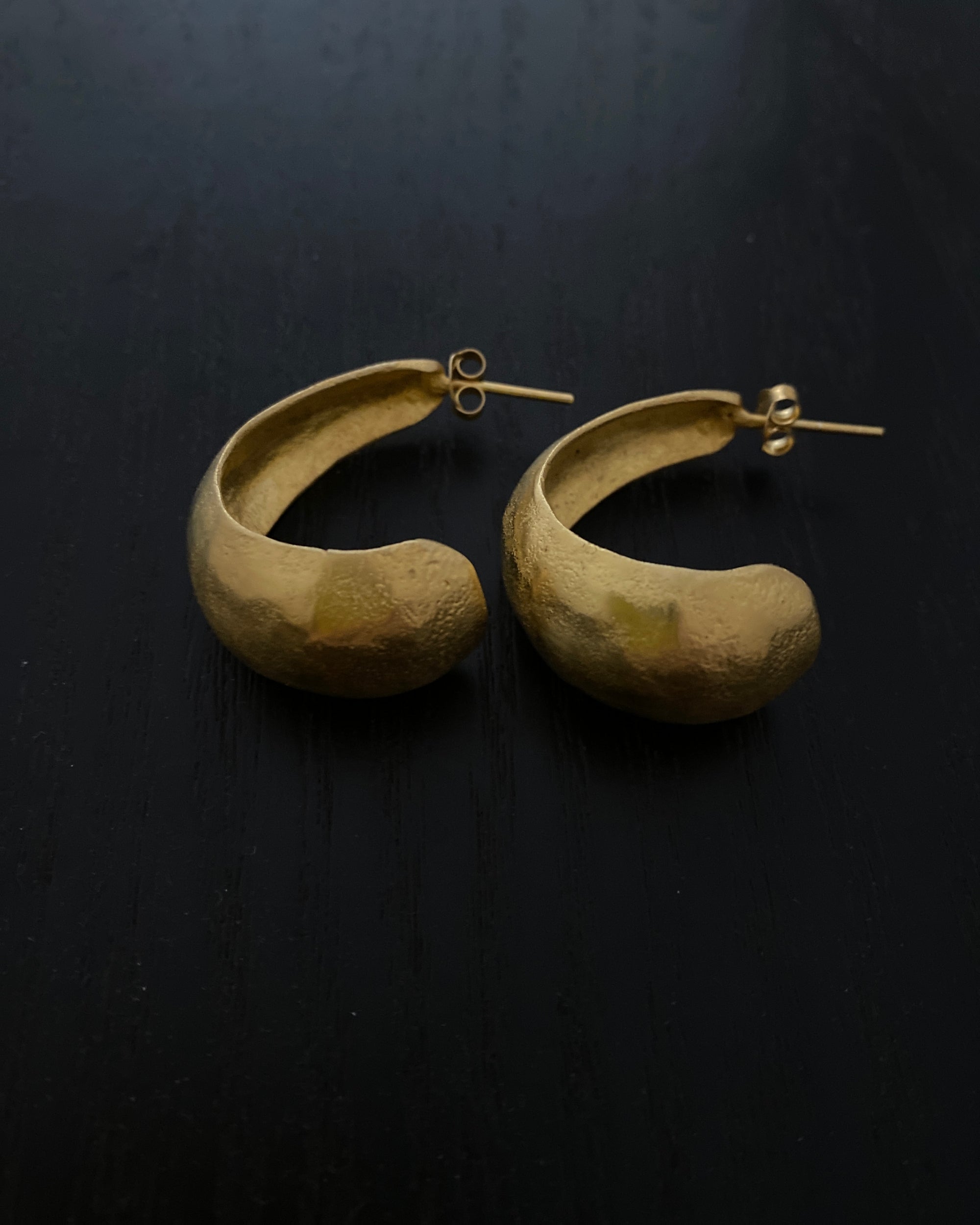 Ewa : gold plated nilu hoop earrings