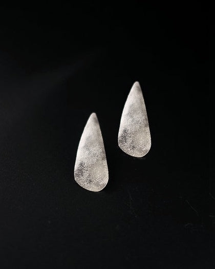 Ewa : silver pointed drop earrings