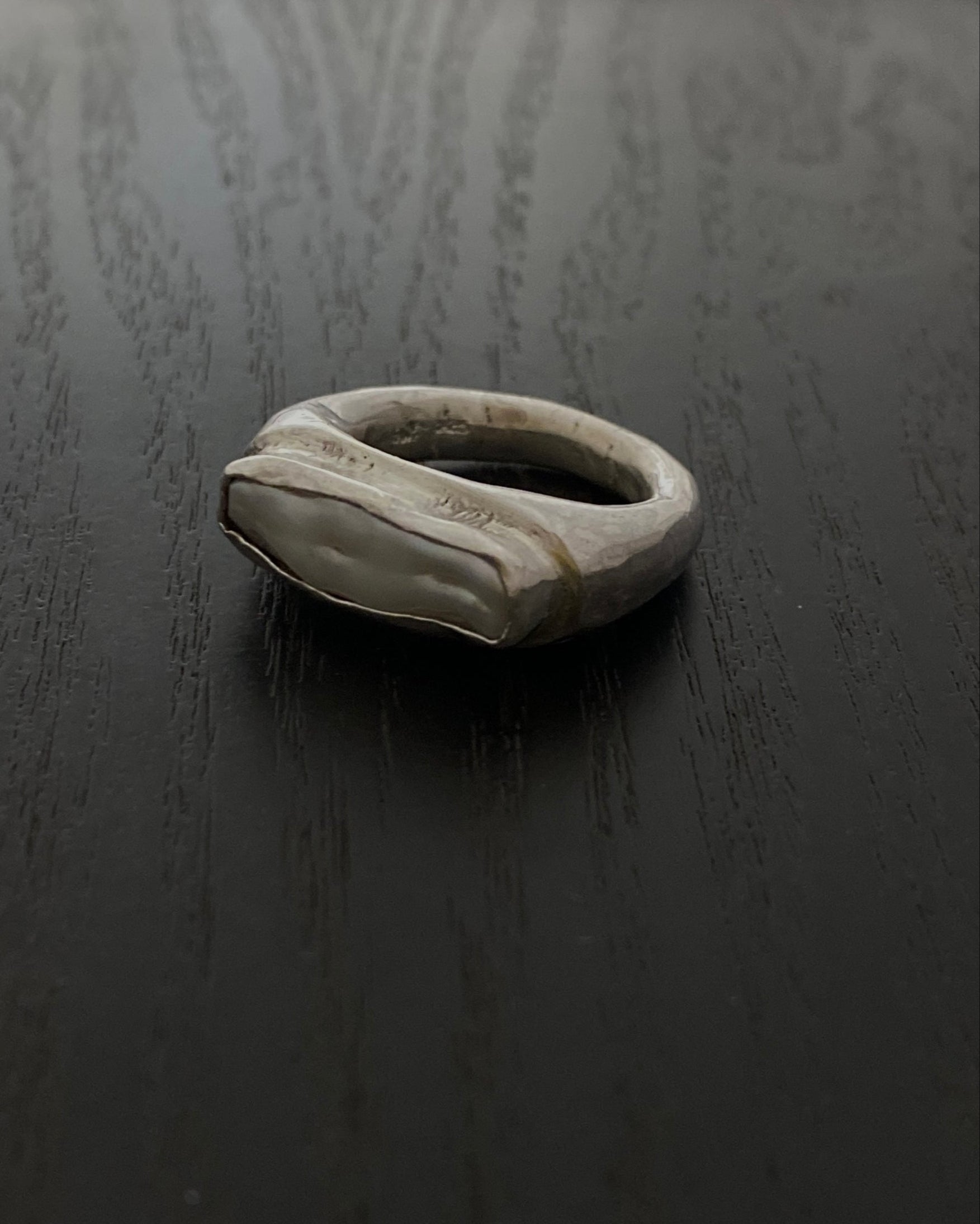 Ewa : white pearl ring