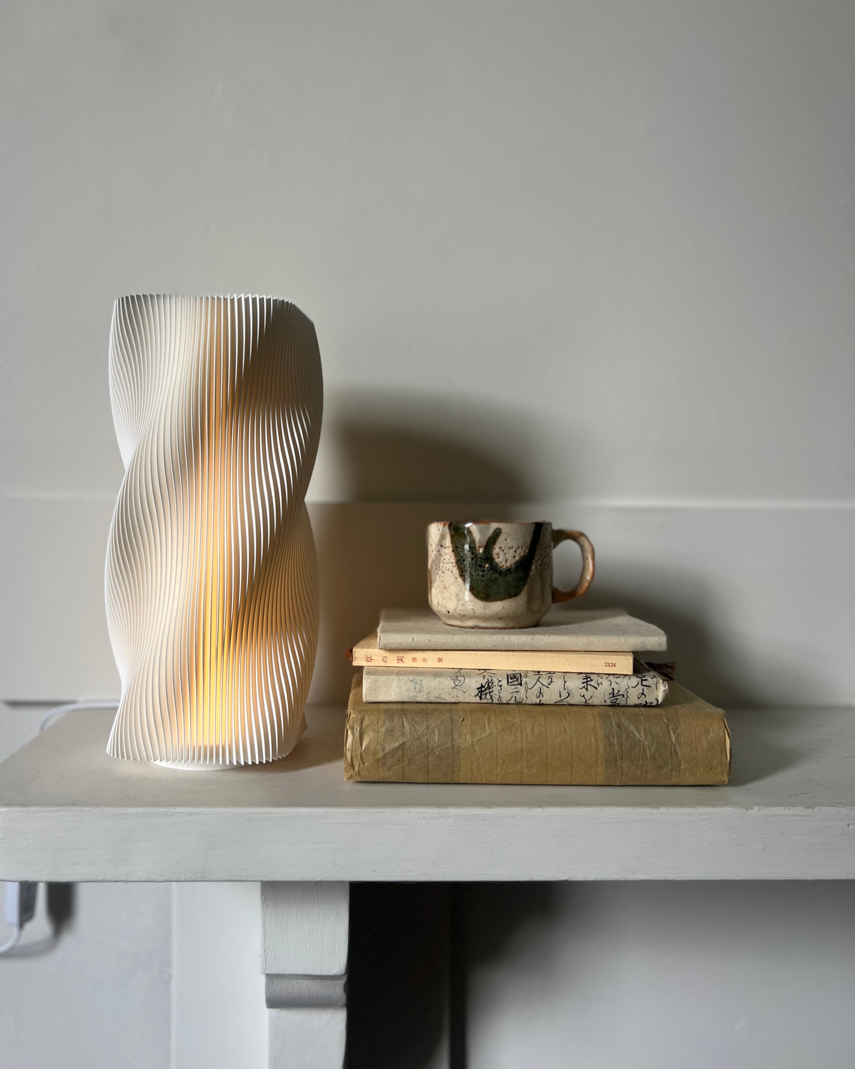 elementa : wavy table lamp