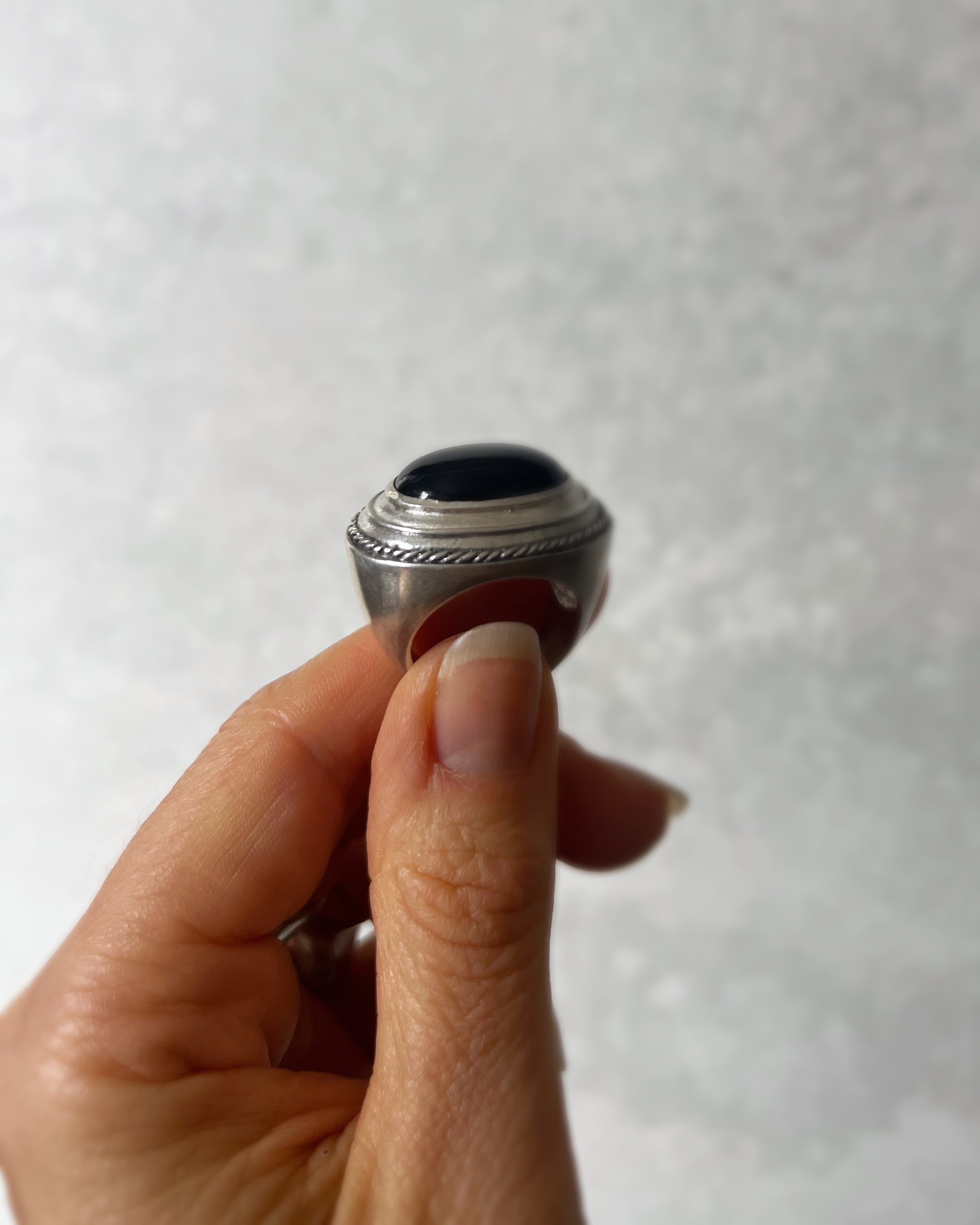 Ewa : onyx ring