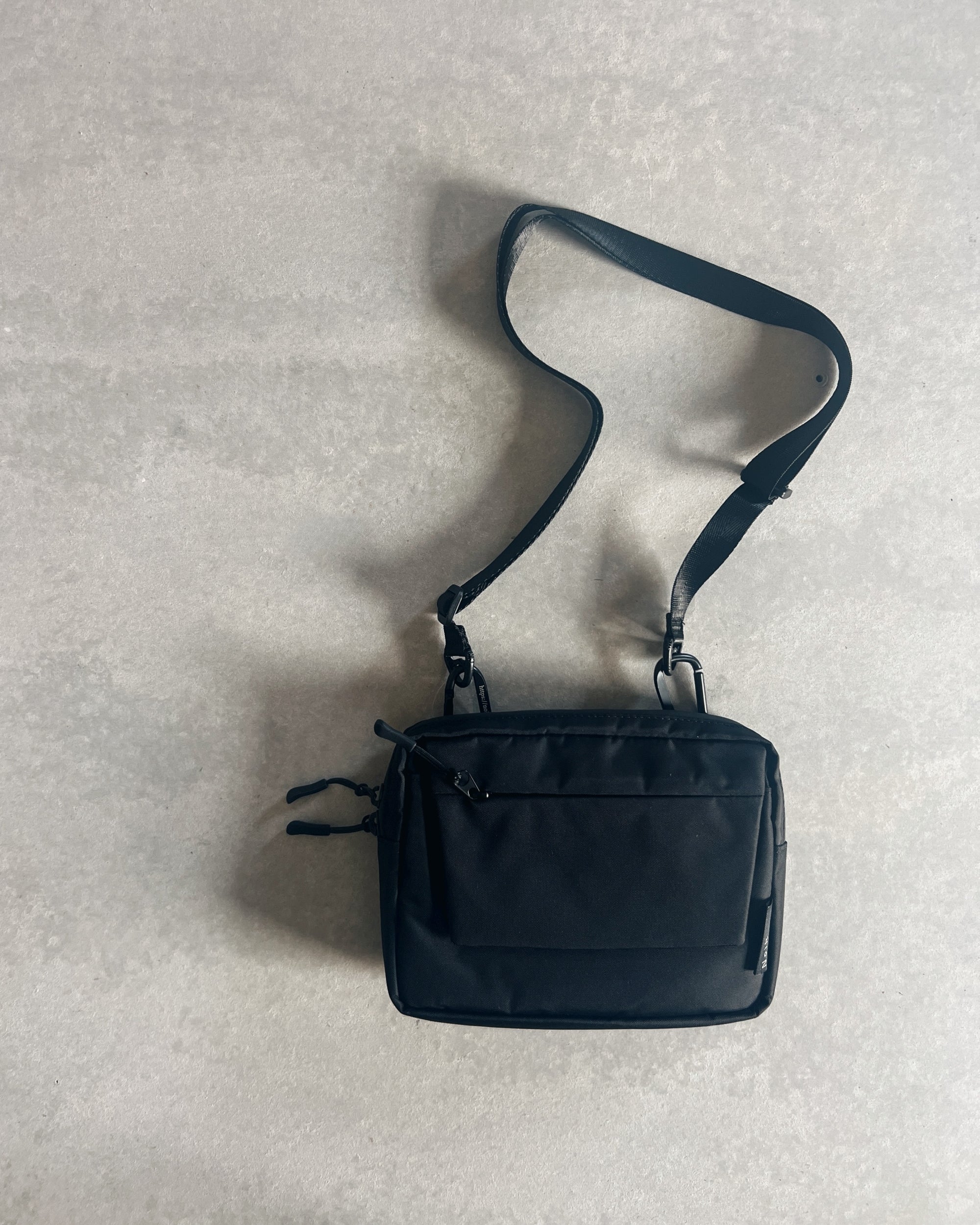 NoiR : switch shoulder bag