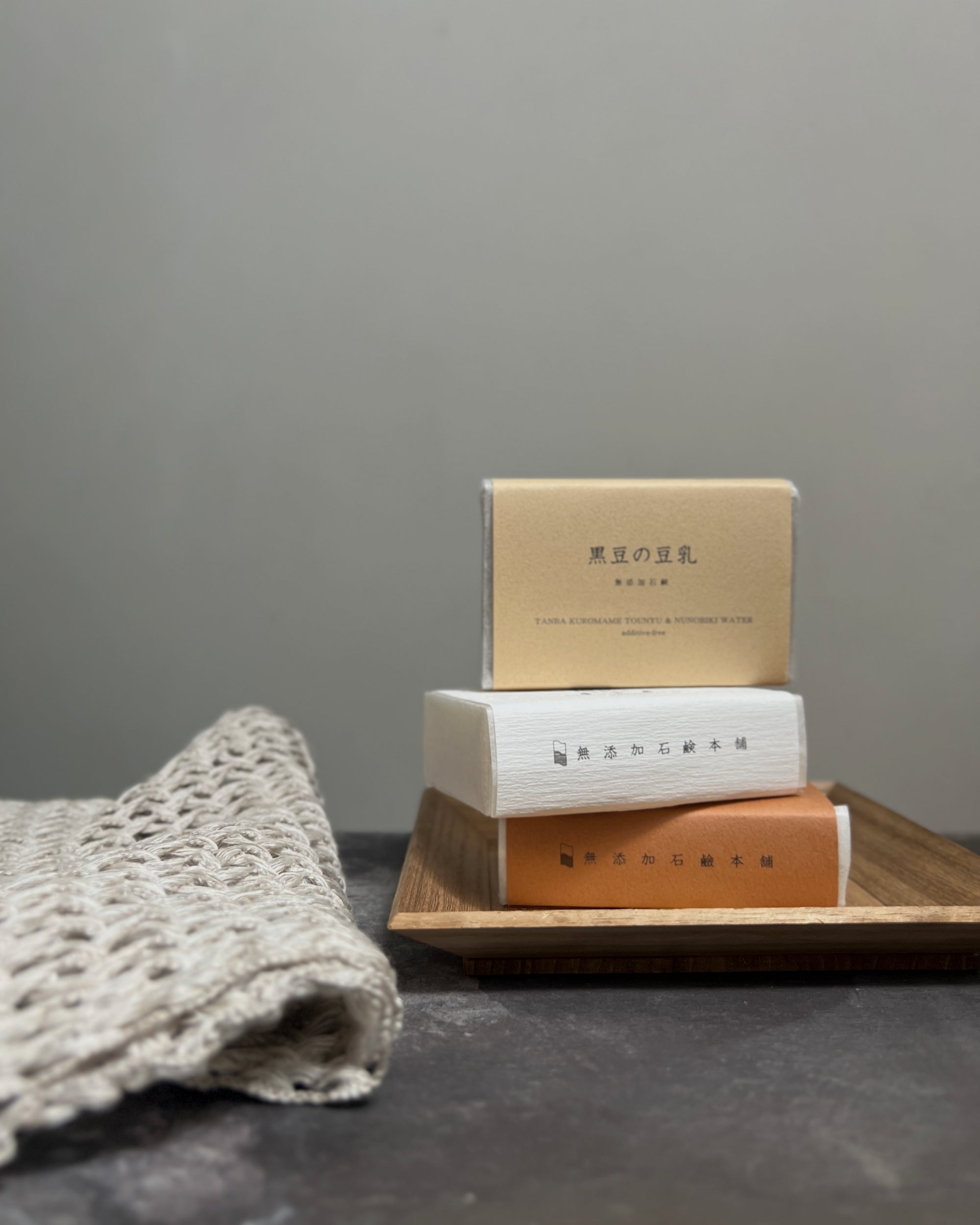 Mutenka Sekken Honpo soap : black soy milk