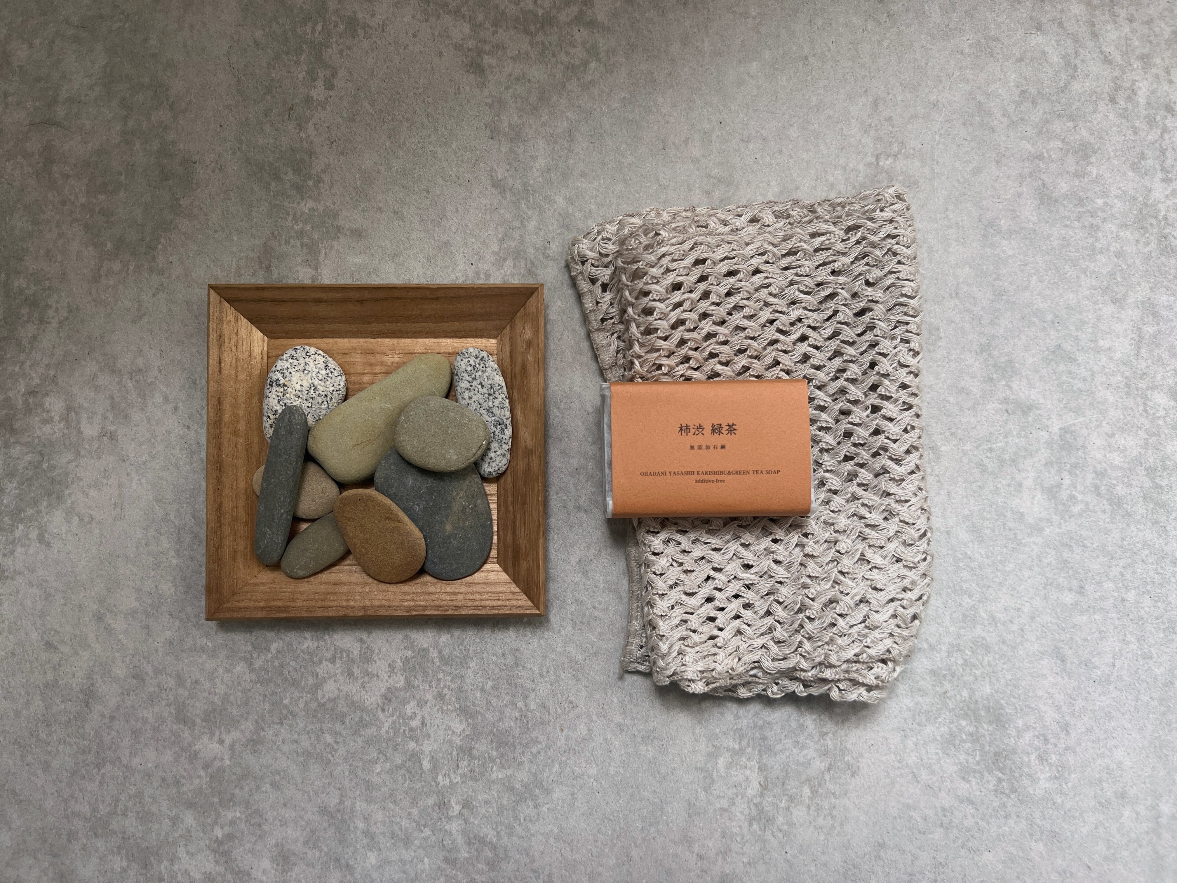 Mutenka Sekken Honpo soap : persimmon & green tea
