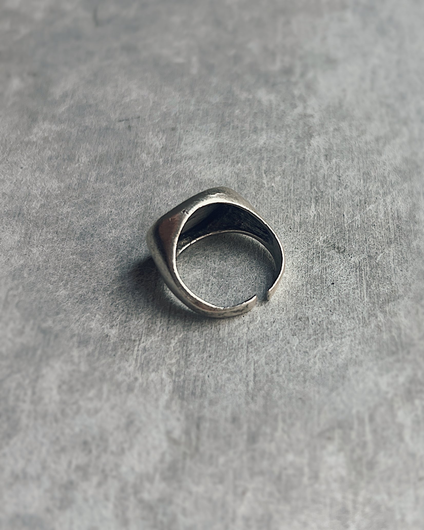 Gülşah Özçelik : small signet ring