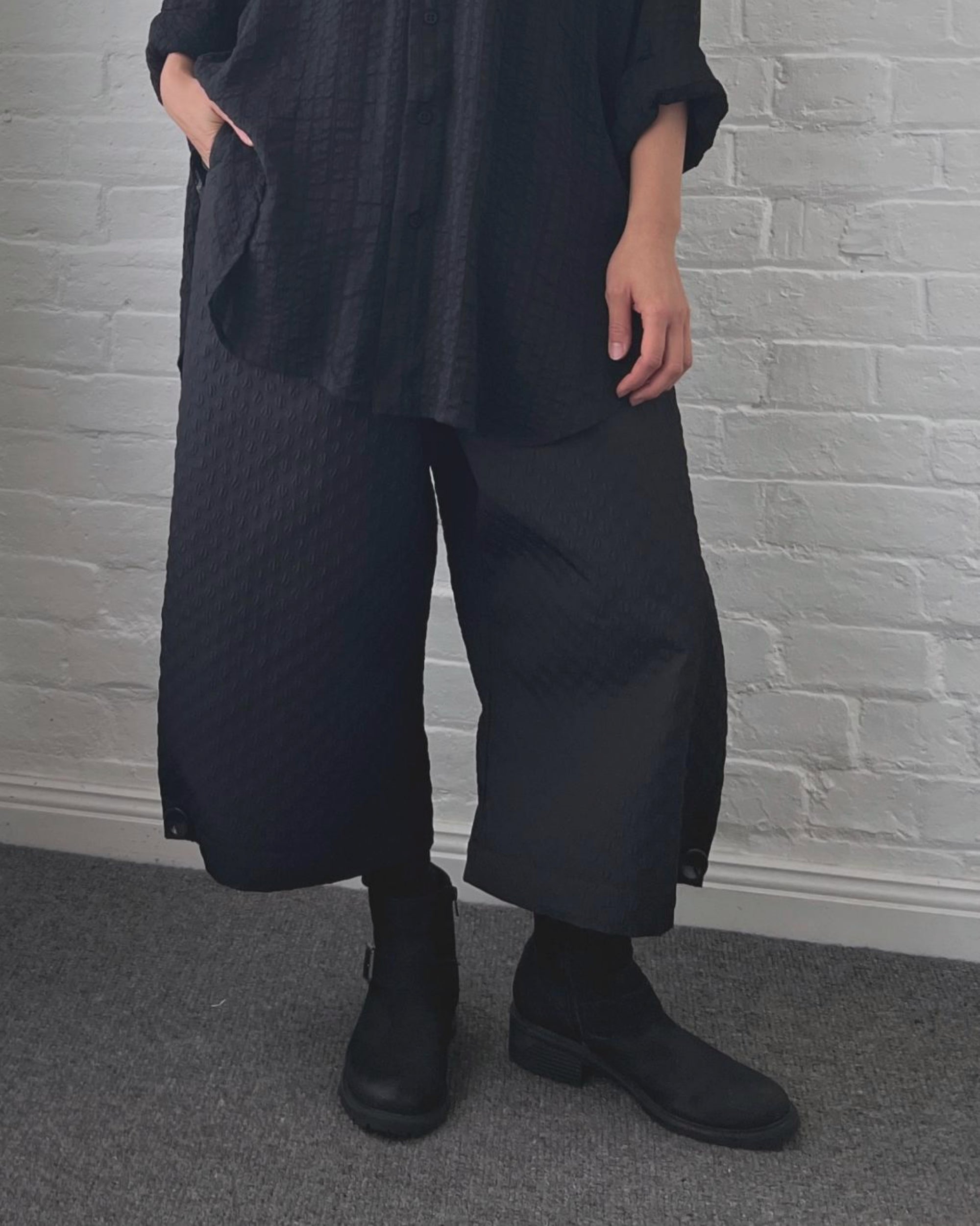 LJ struthers : textural dot pants