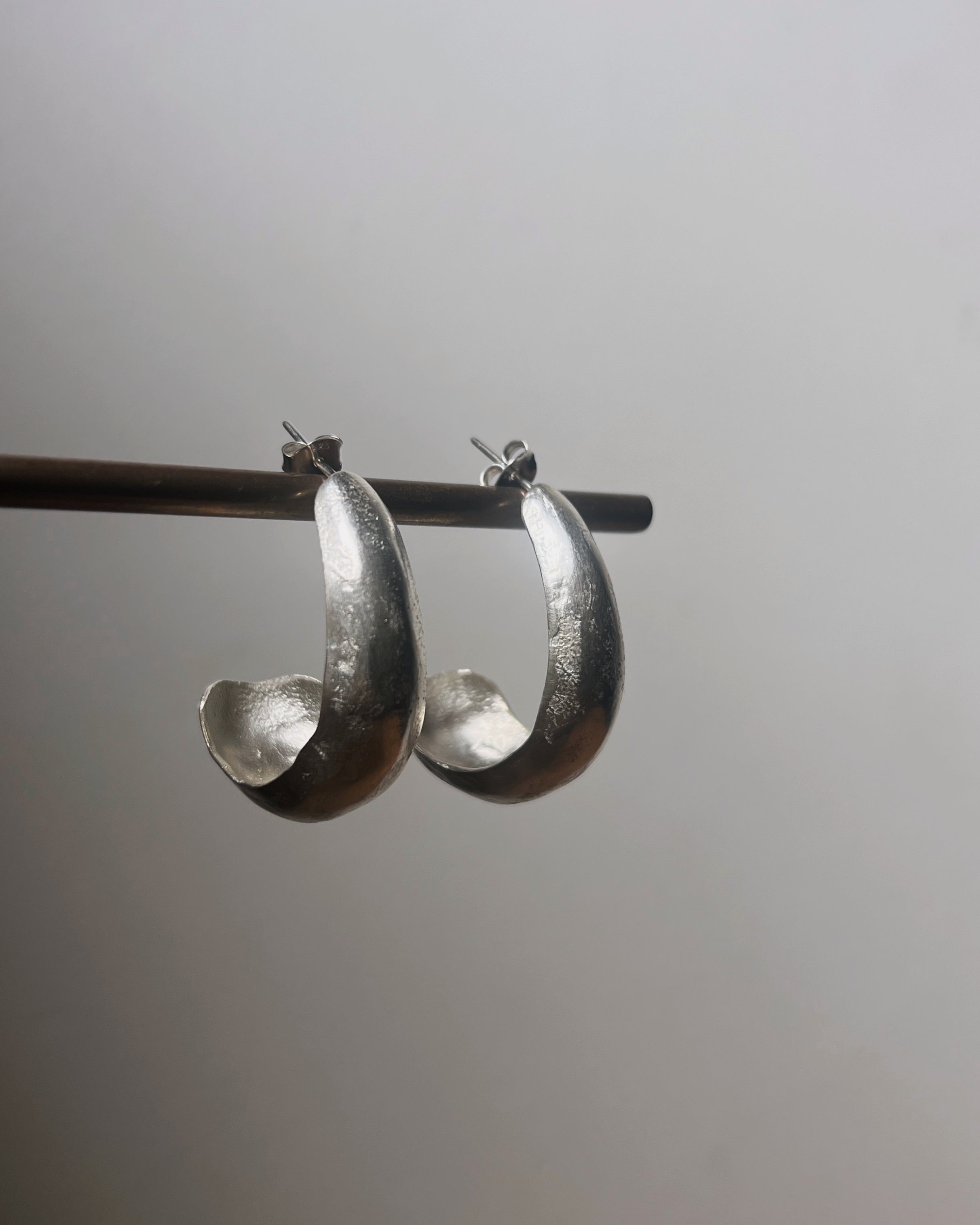 Ewa : silver nilu hoop earrings