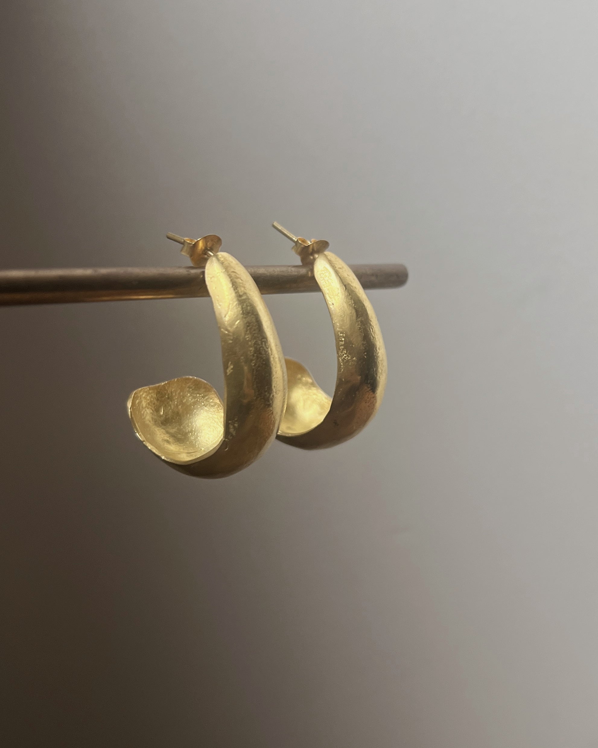 Ewa : gold plated nilu hoop earrings
