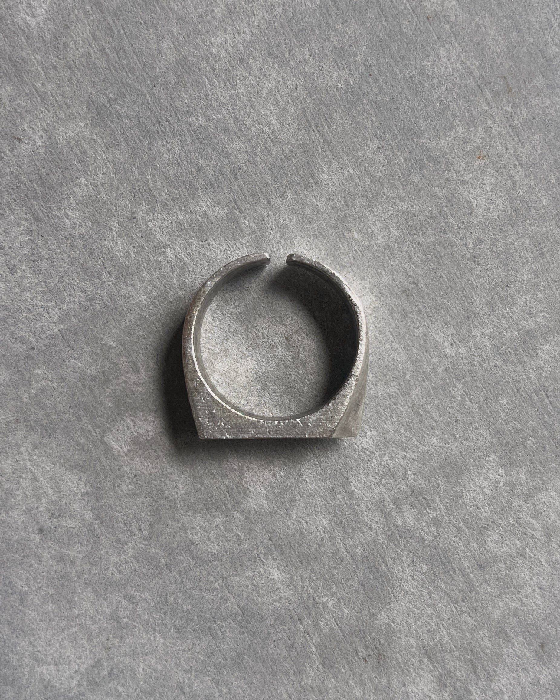 Gülşah Özçelik : silver arrow ring