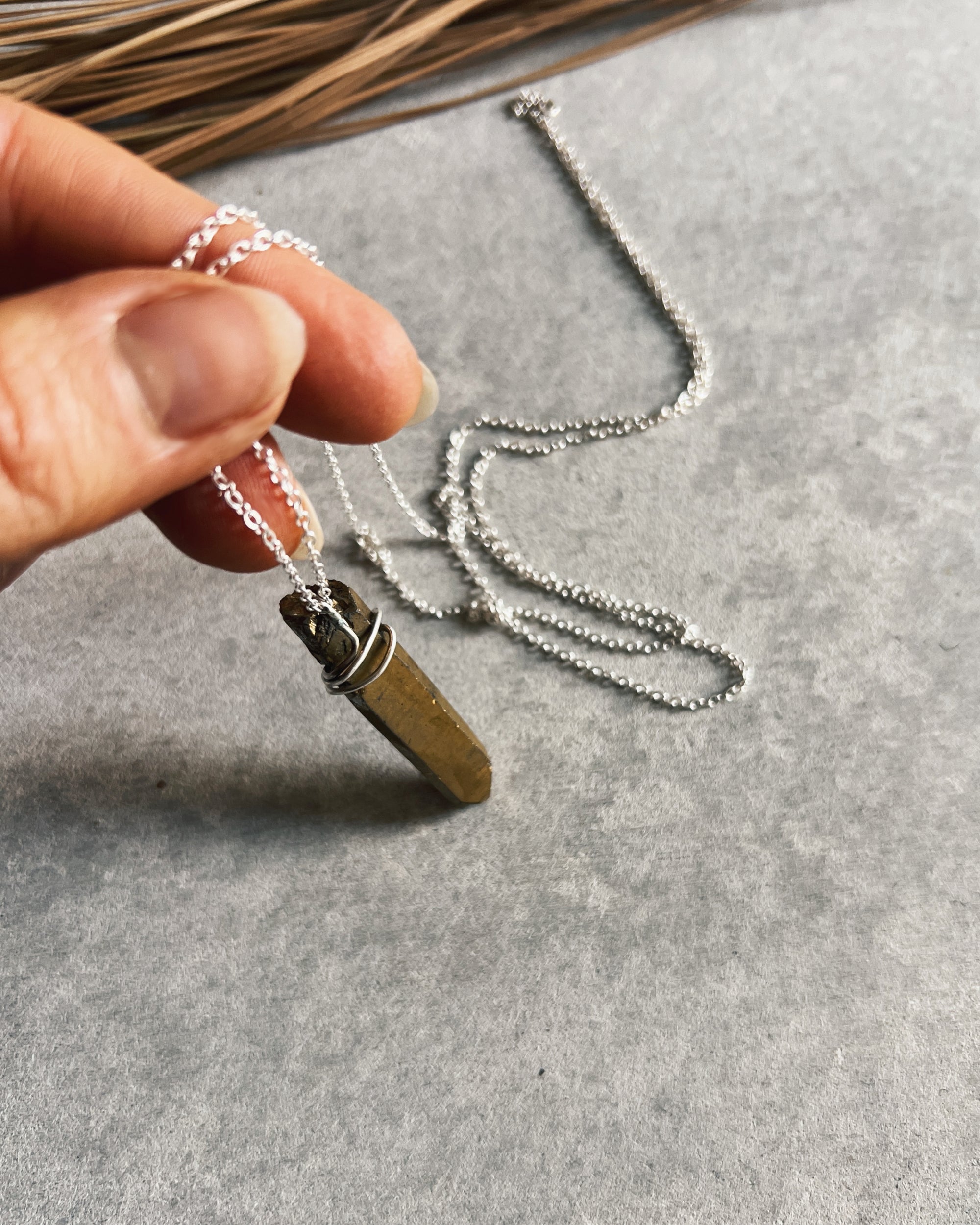 steamylab : gold quartz stick necklace
