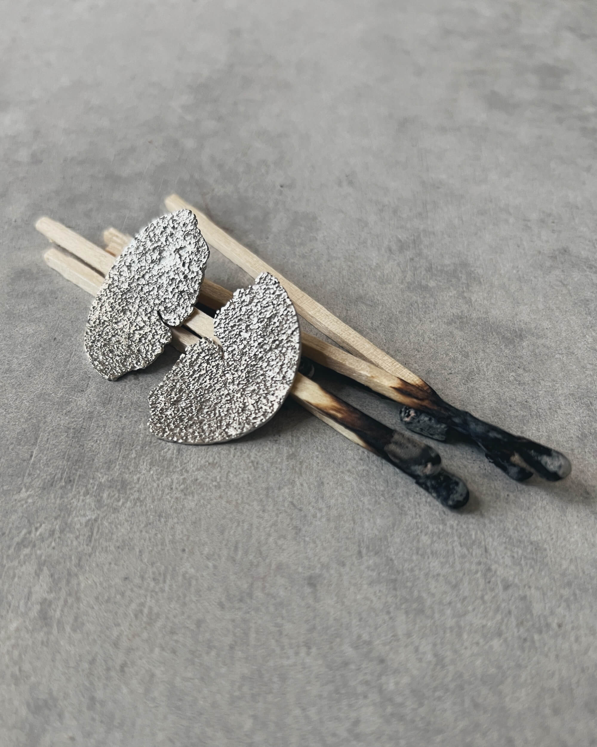 kimyajoyas : satin sand stud earrings
