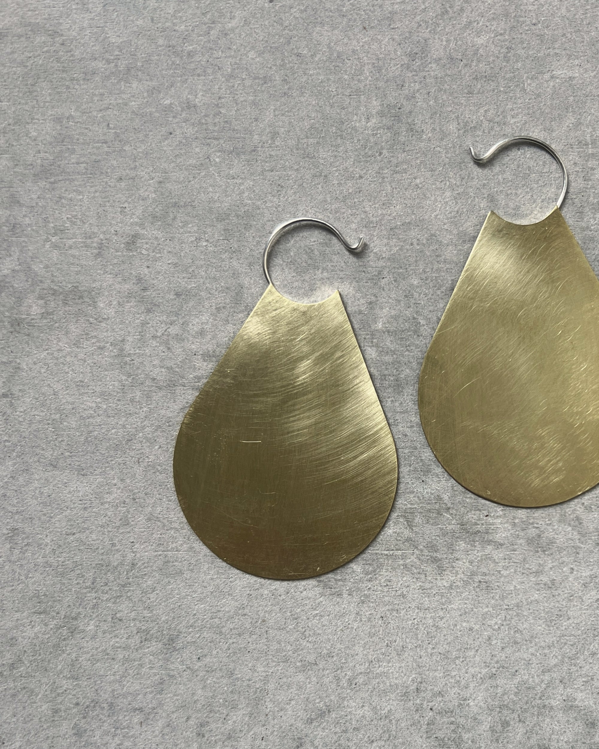 stacey vickery : silver & brass teardrop disc earrings