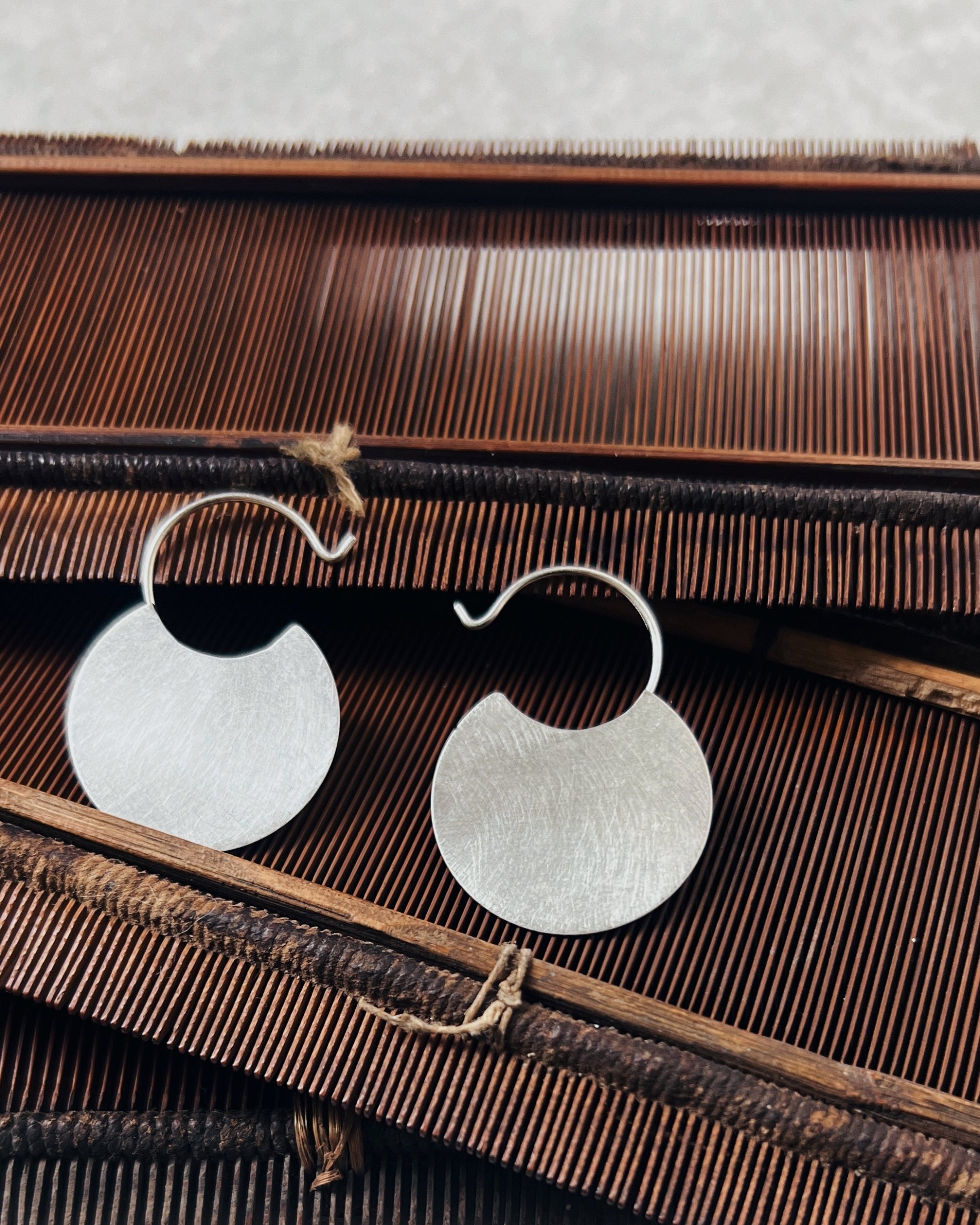 stacey vickery : medium silver disc earrings