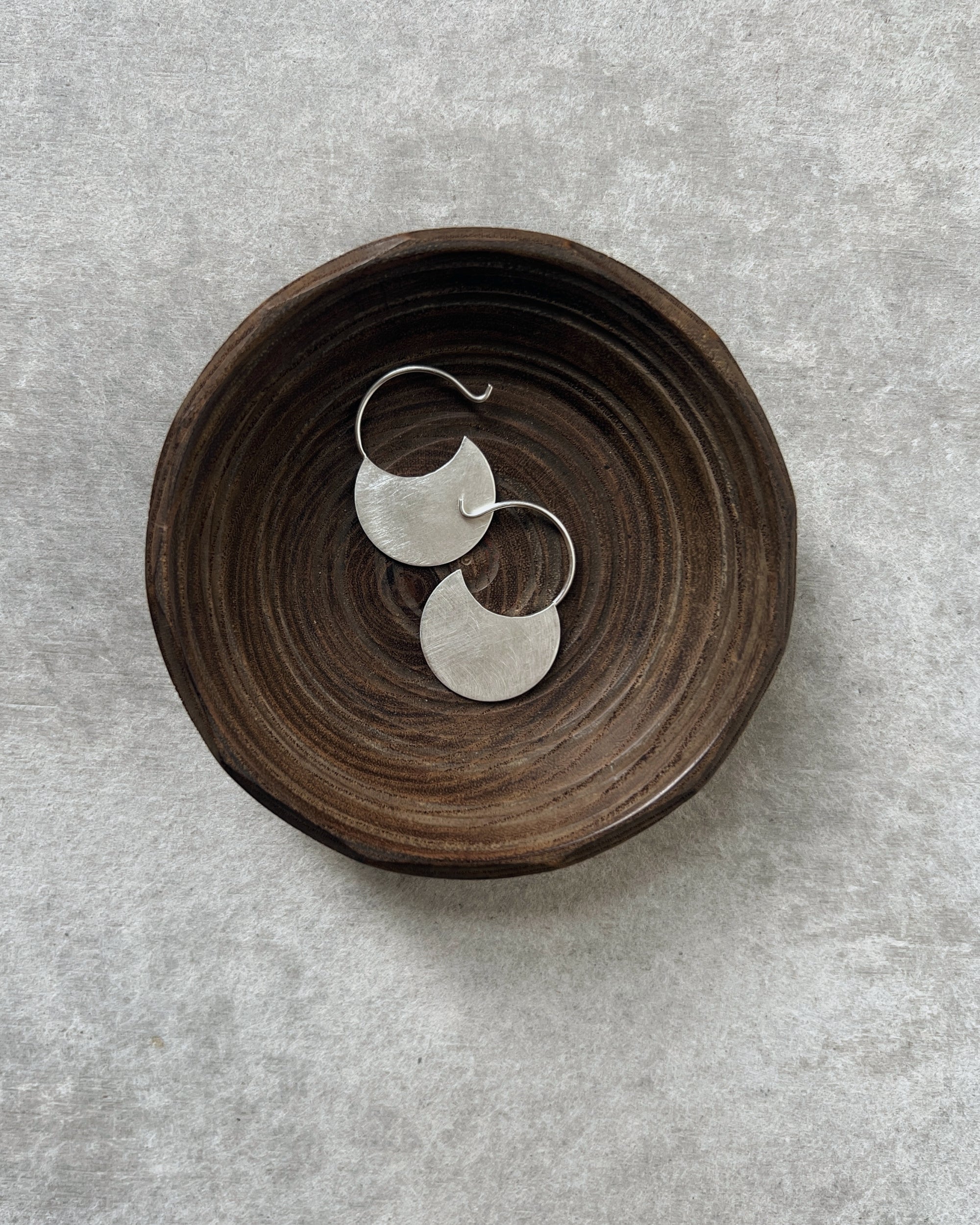 stacey vickery : small silver disc earrings