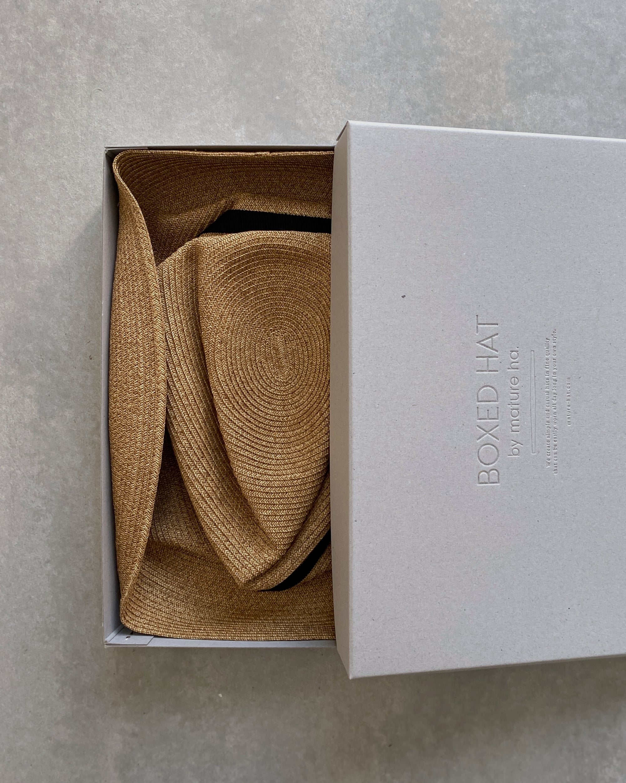 mature ha : boxed hat in barley with carbon ribbon