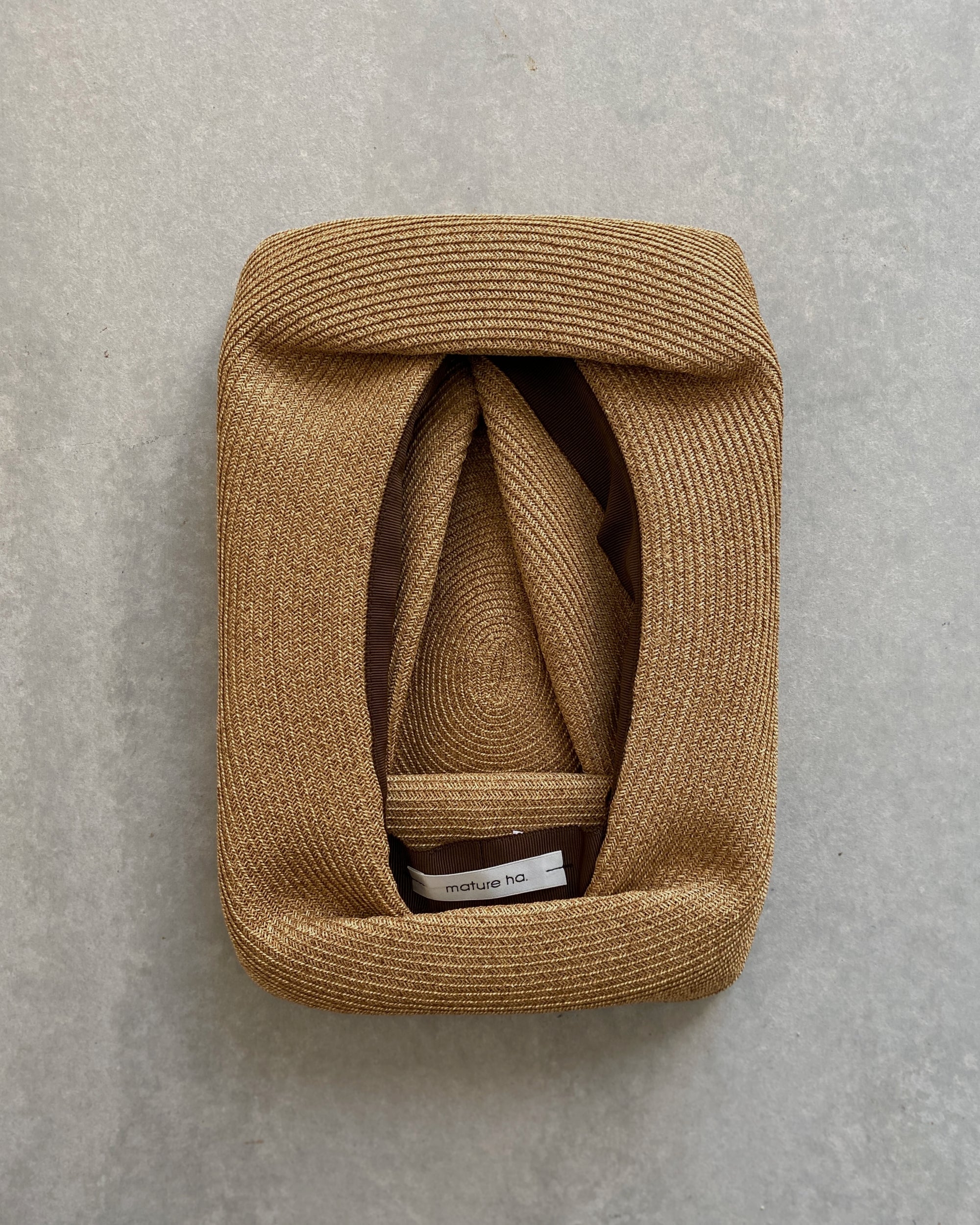 mature ha : boxed hat in barley with carbon ribbon