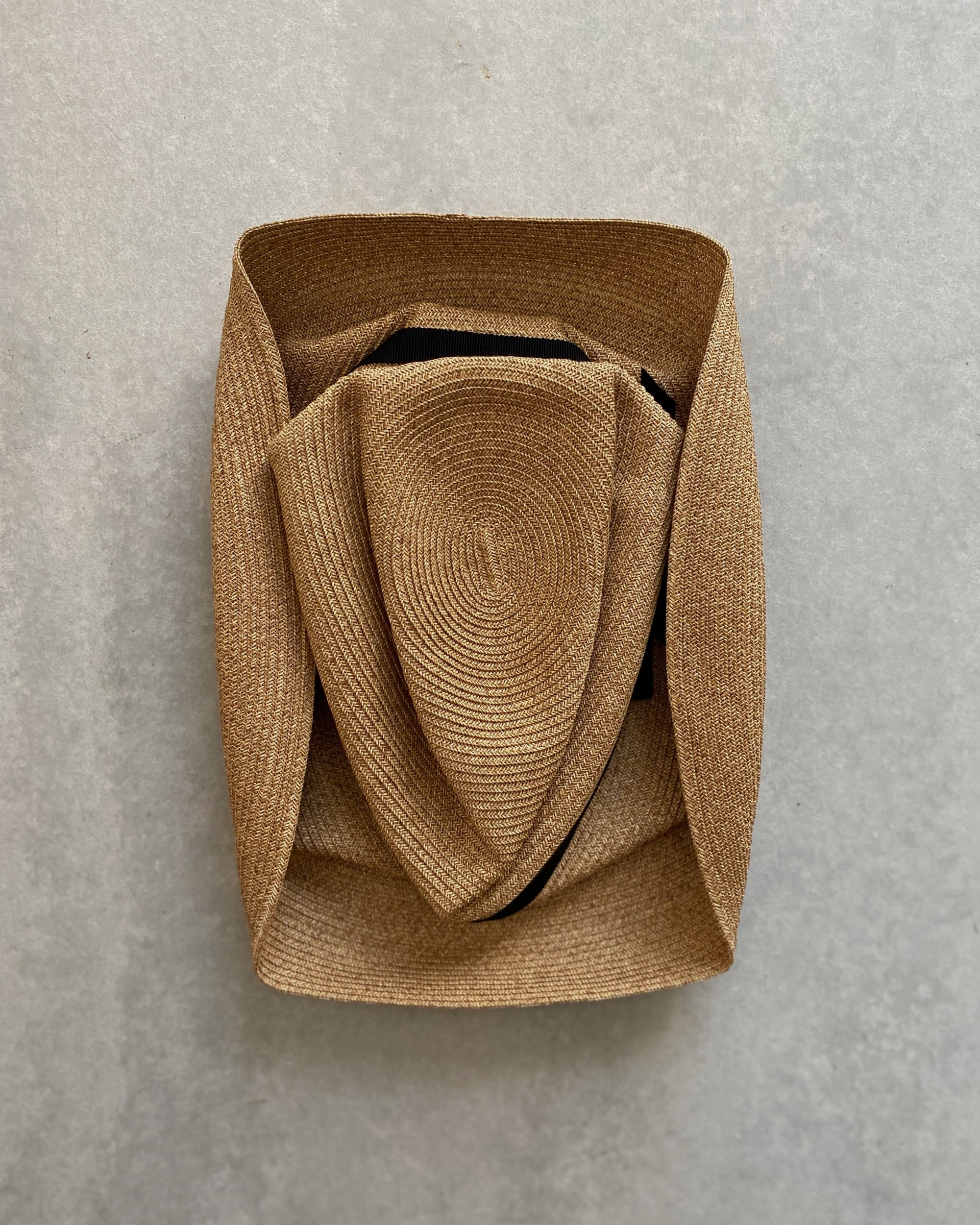 mature ha : boxed hat in barley with carbon ribbon