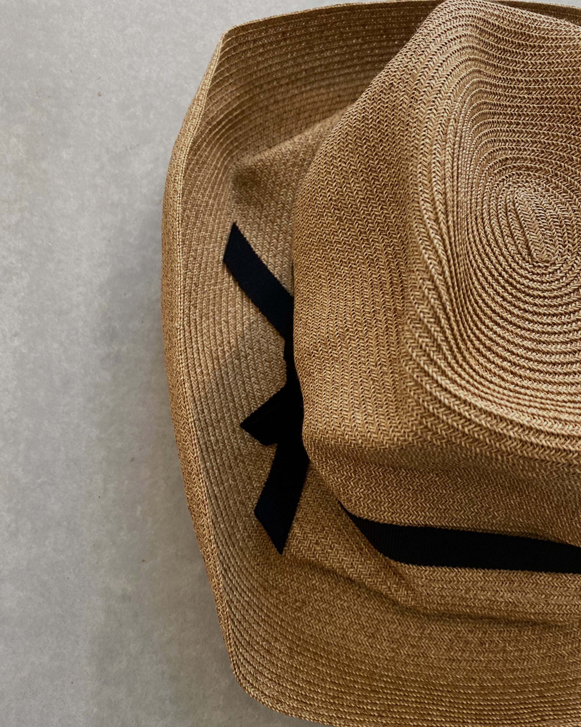 mature ha : boxed hat in barley with carbon ribbon