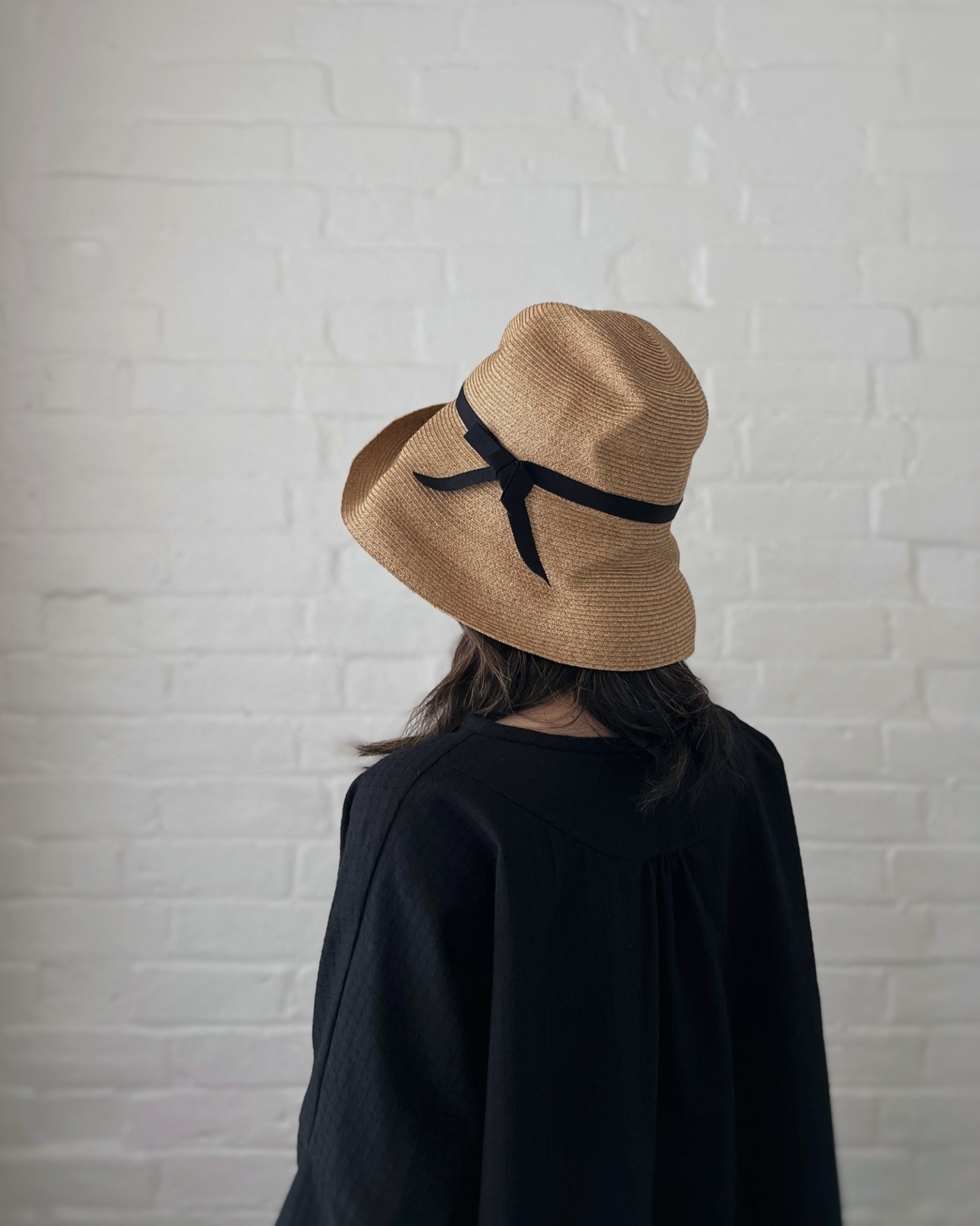 mature ha : boxed hat in barley with carbon ribbon