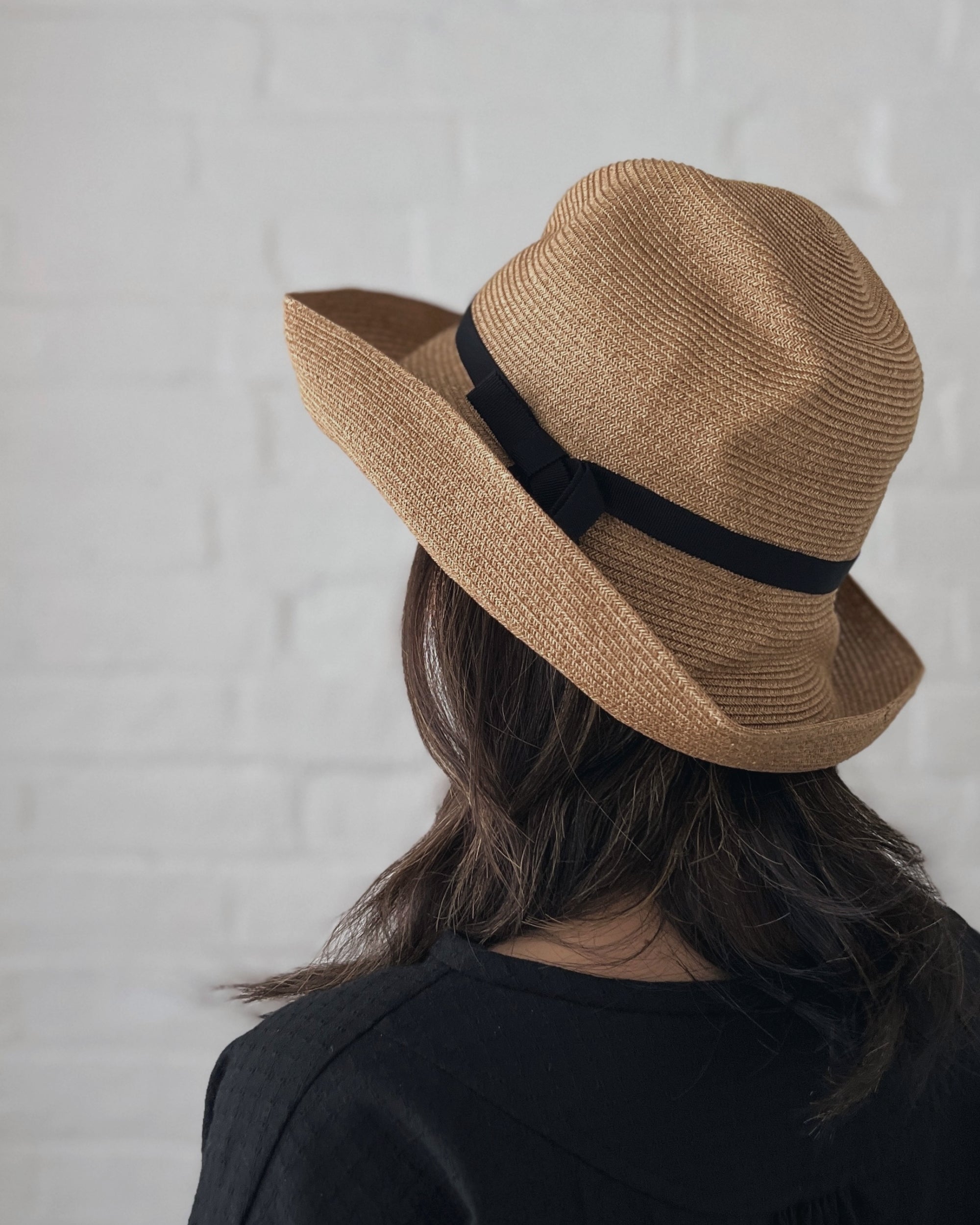 mature ha : boxed hat in barley with carbon ribbon