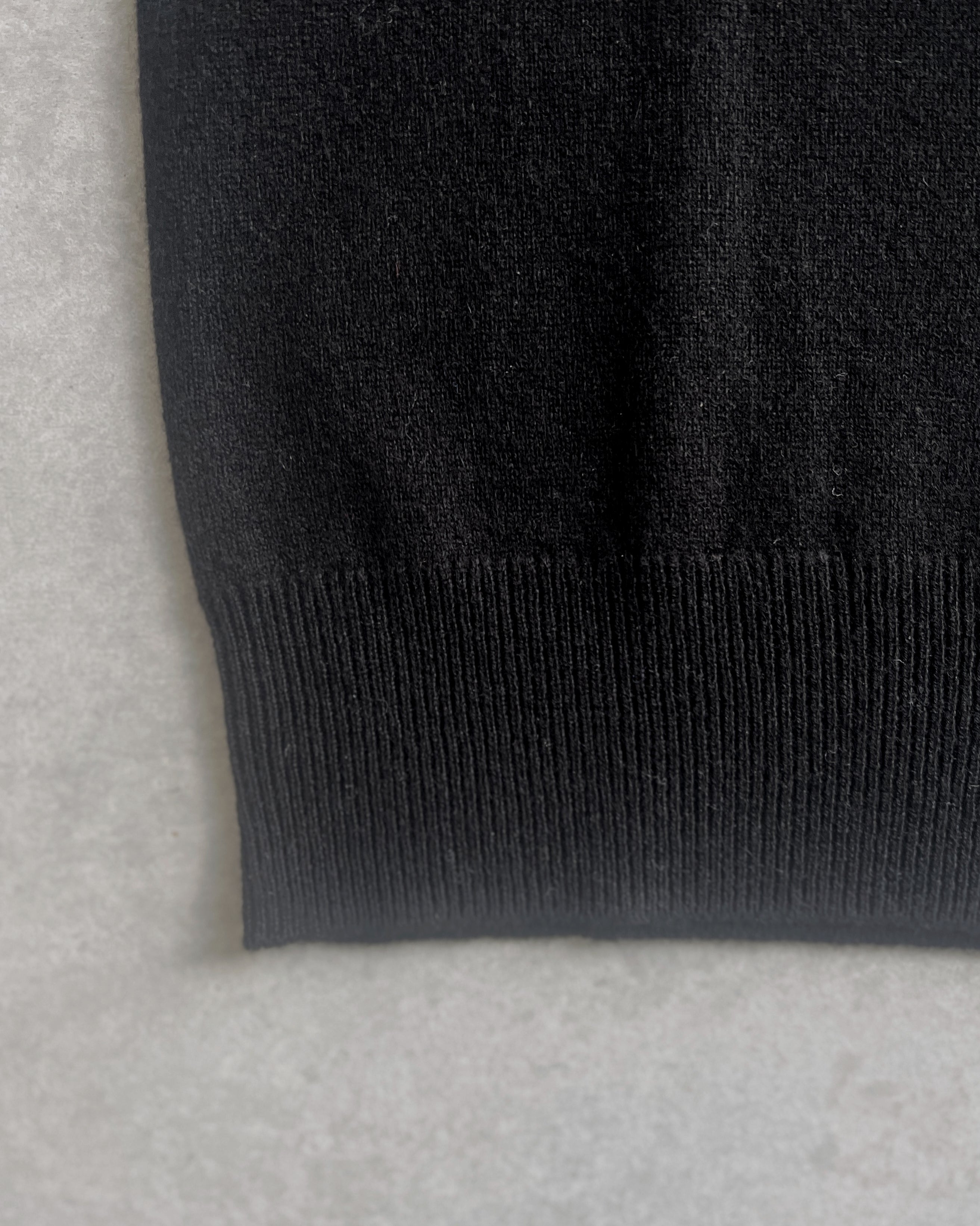 cashmerism : mock neck sleeveless top in black