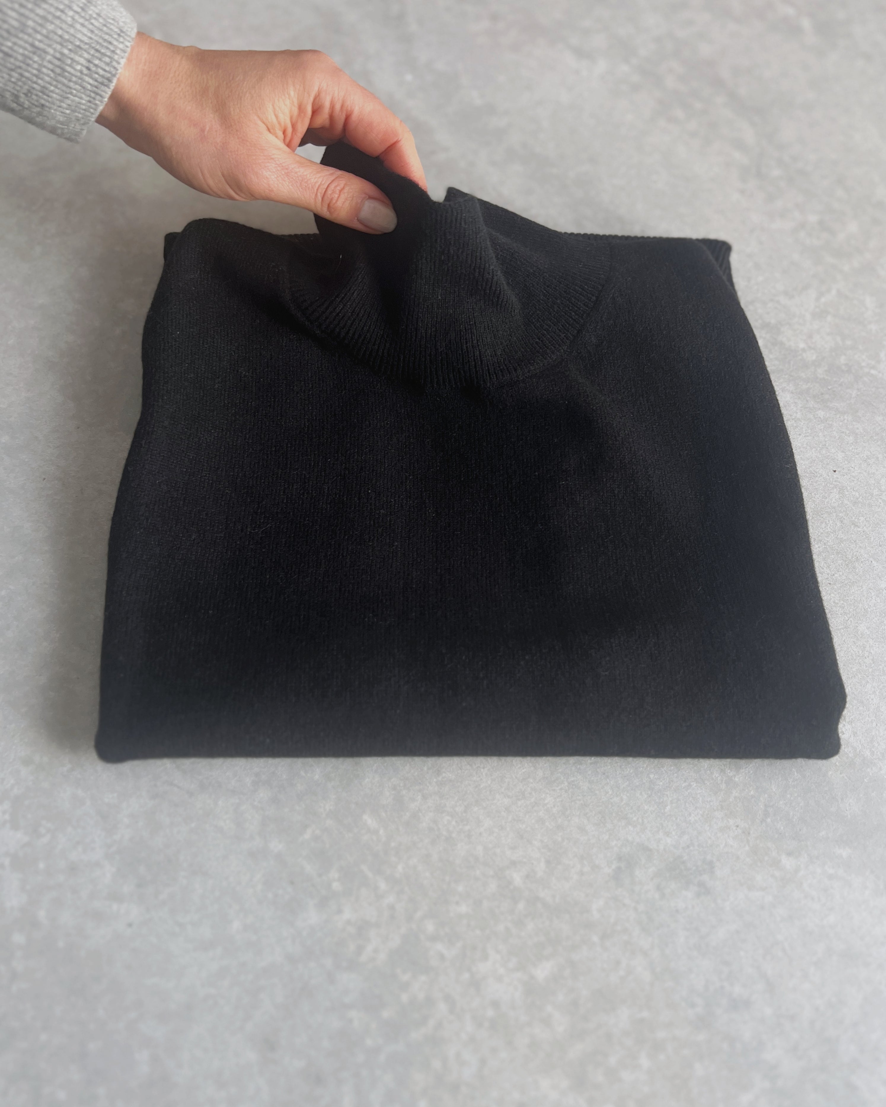 cashmerism : mock neck sleeveless top in black