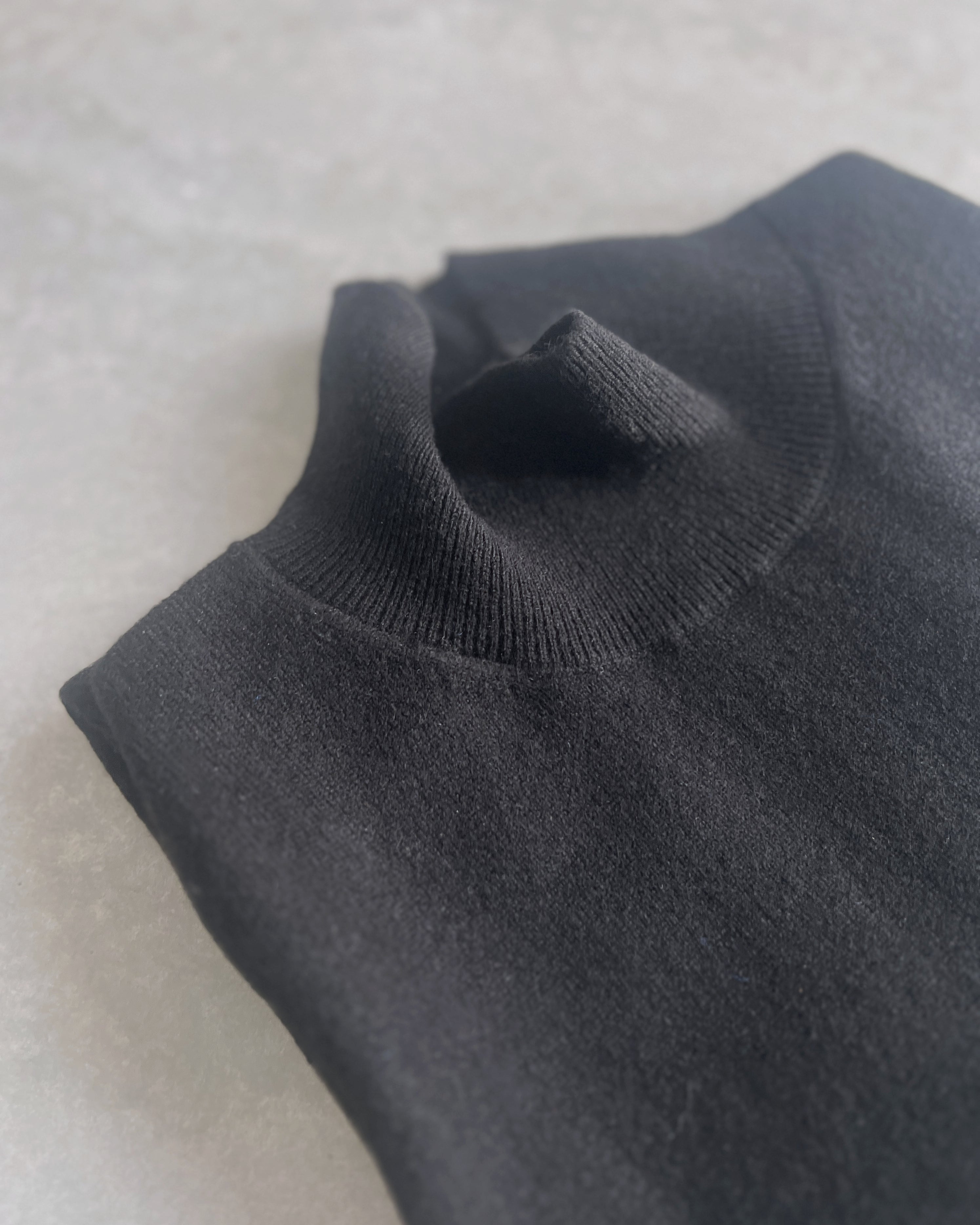 cashmerism : mock neck sleeveless top in black