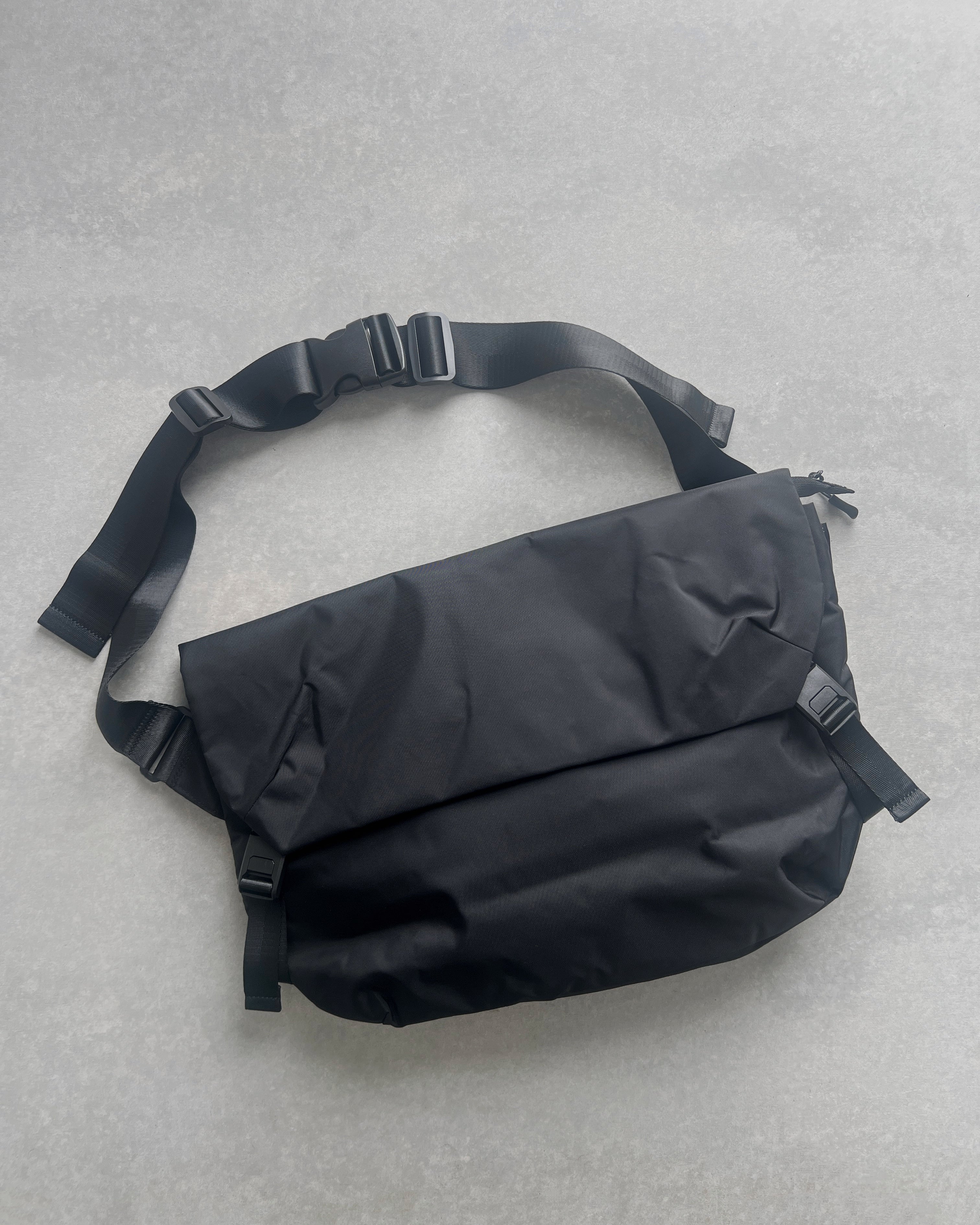 NoiR : messenger bag