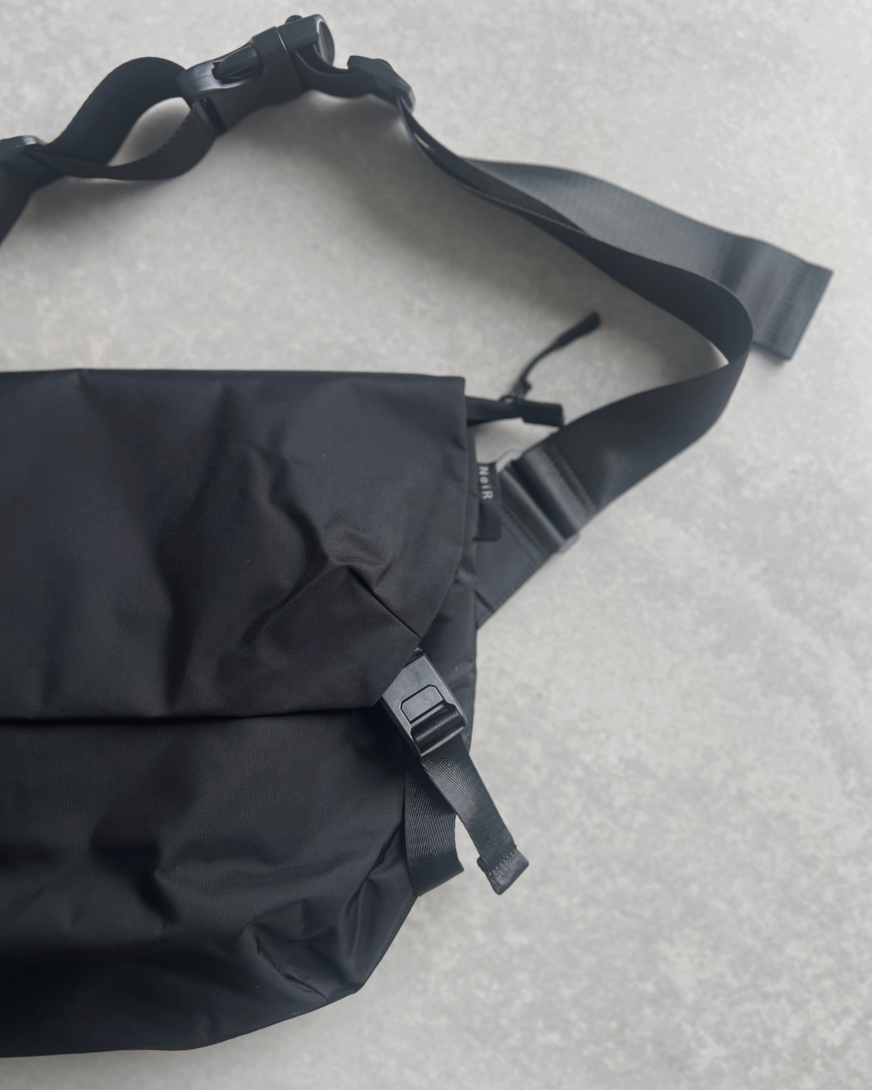 NoiR : messenger bag