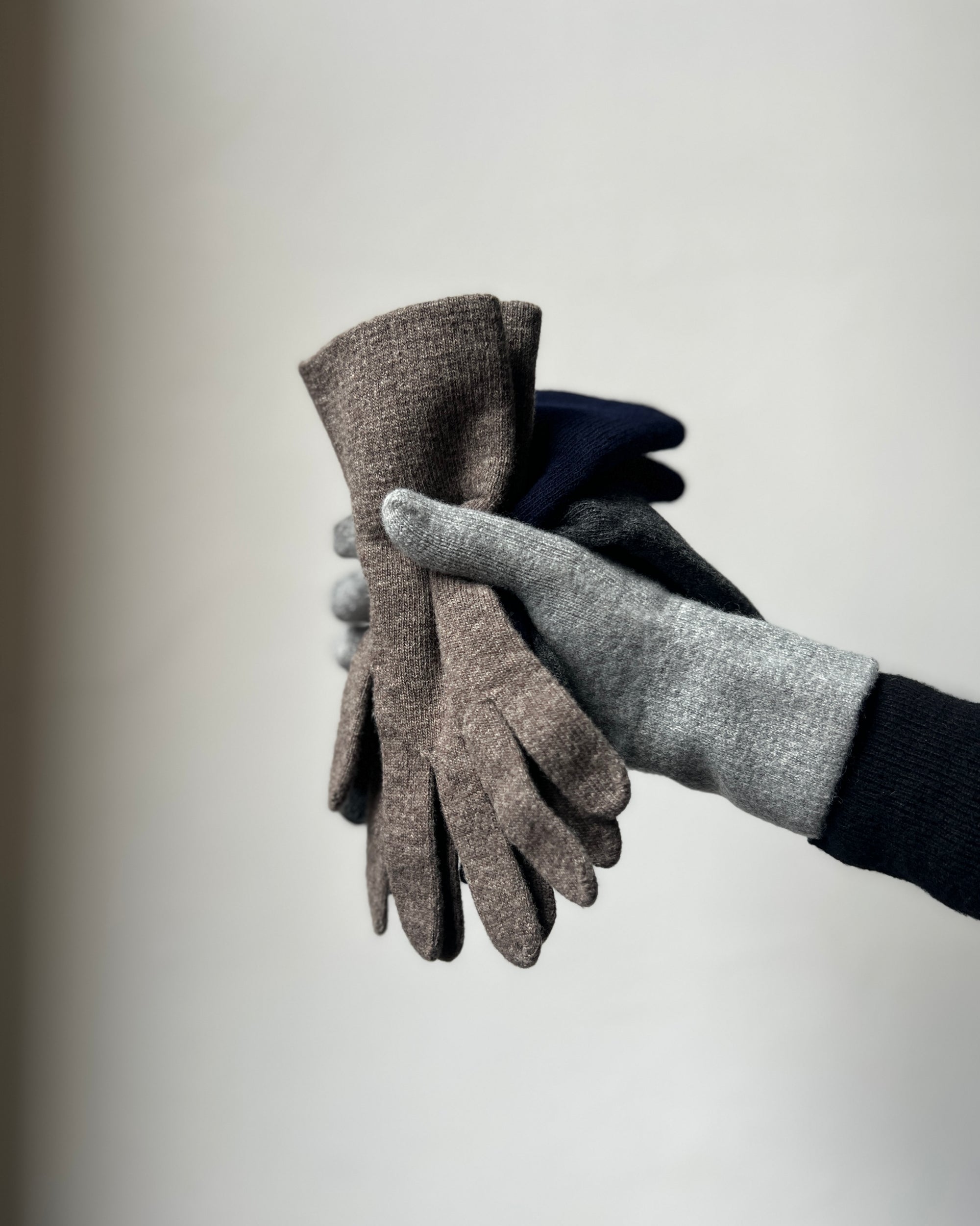 nishiguchi kutsushita : merino wool gloves