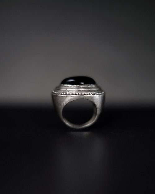 Ewa : onyx ring