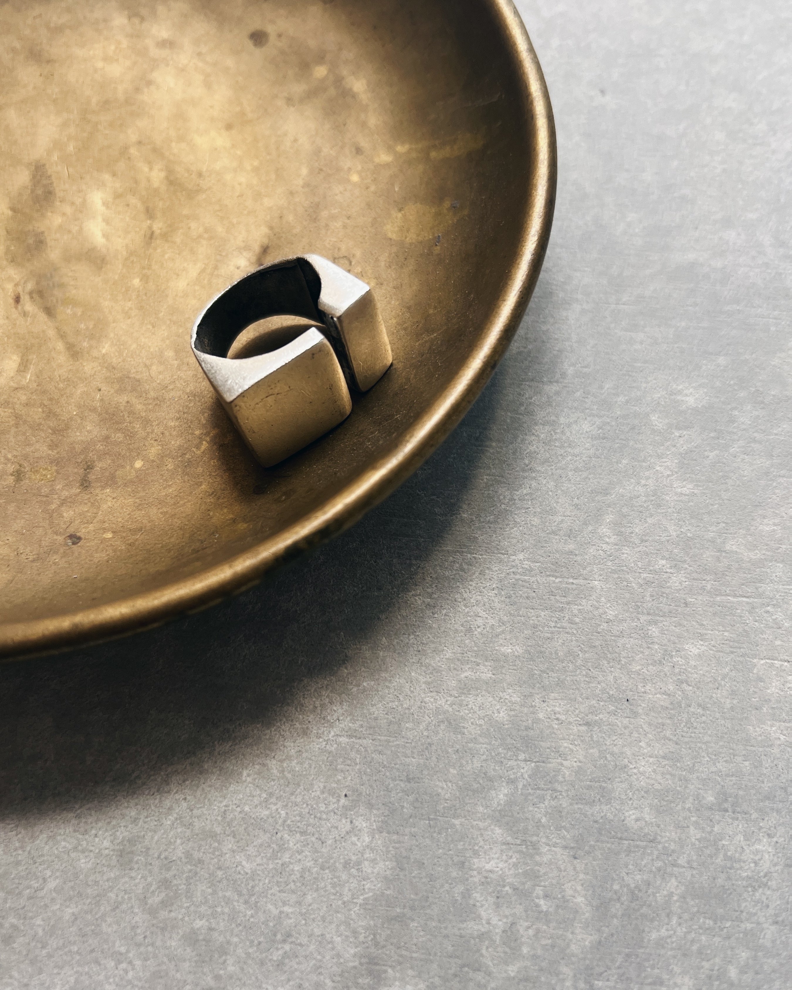Gülşah Özçelik : silver aperture ring