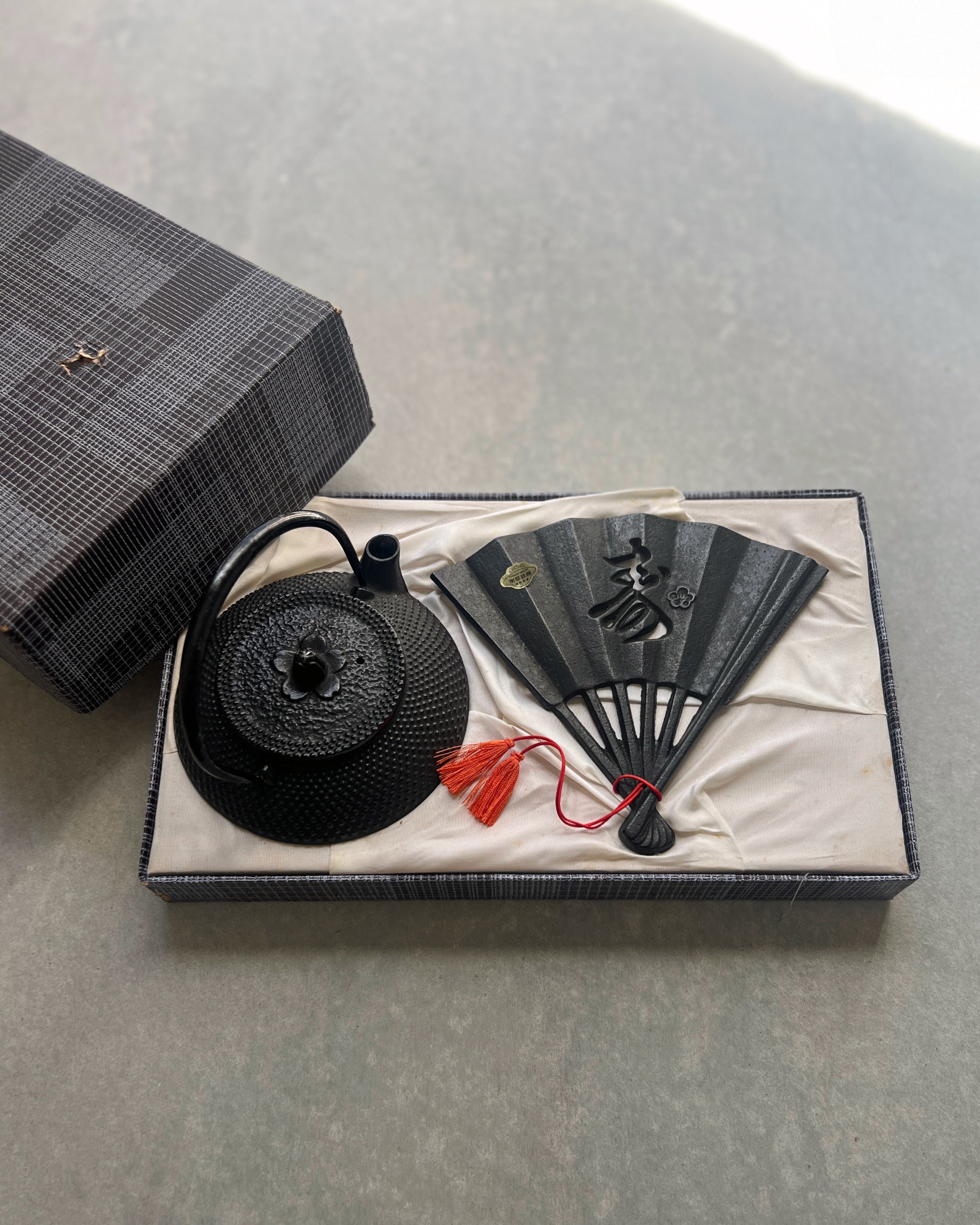 vintage cast iron teapot & trivet