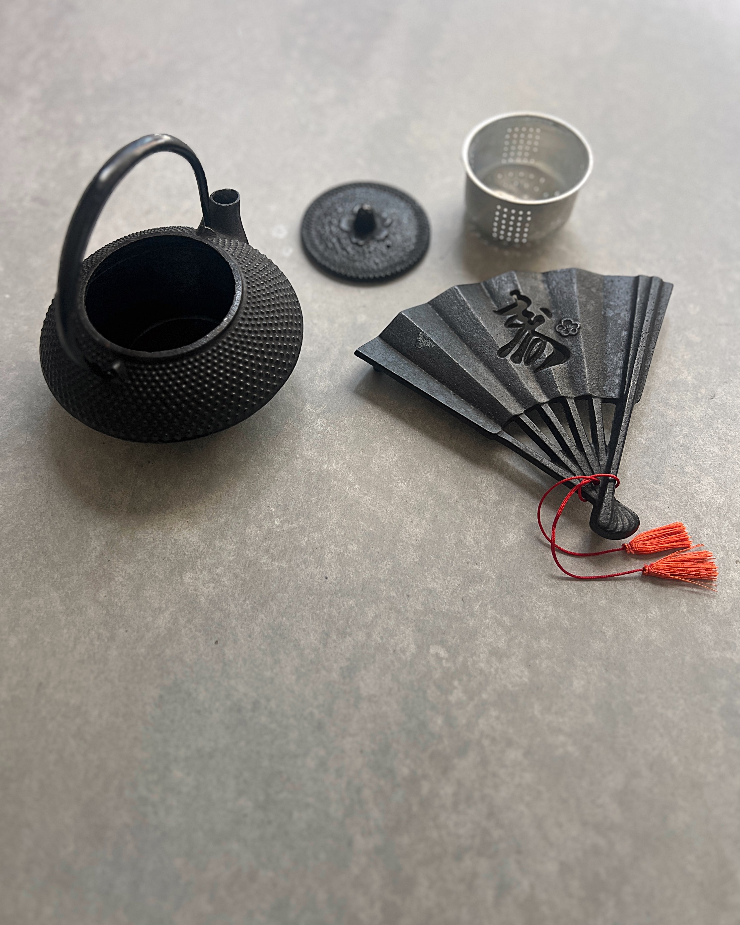 vintage cast iron teapot & trivet