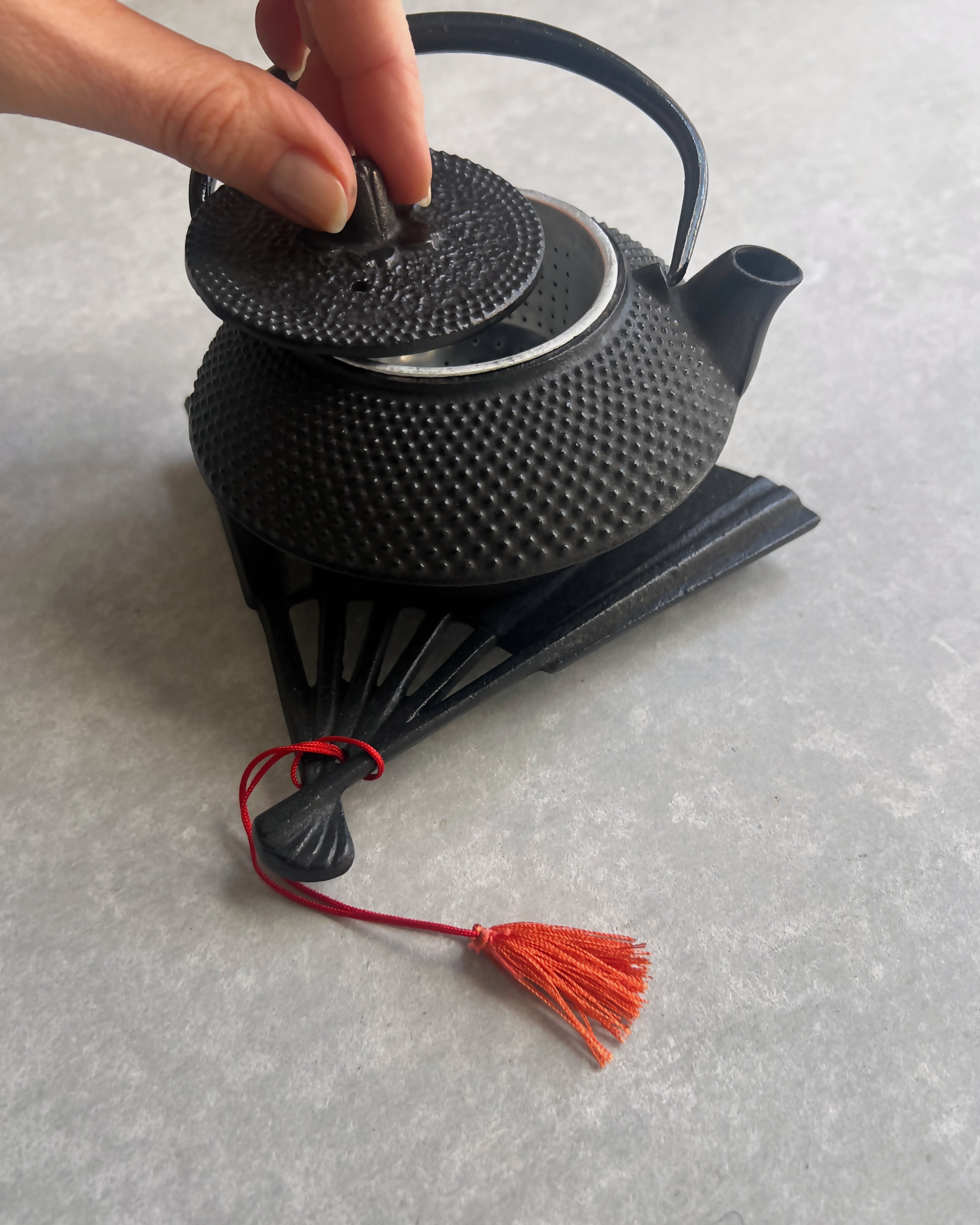 vintage cast iron teapot & trivet