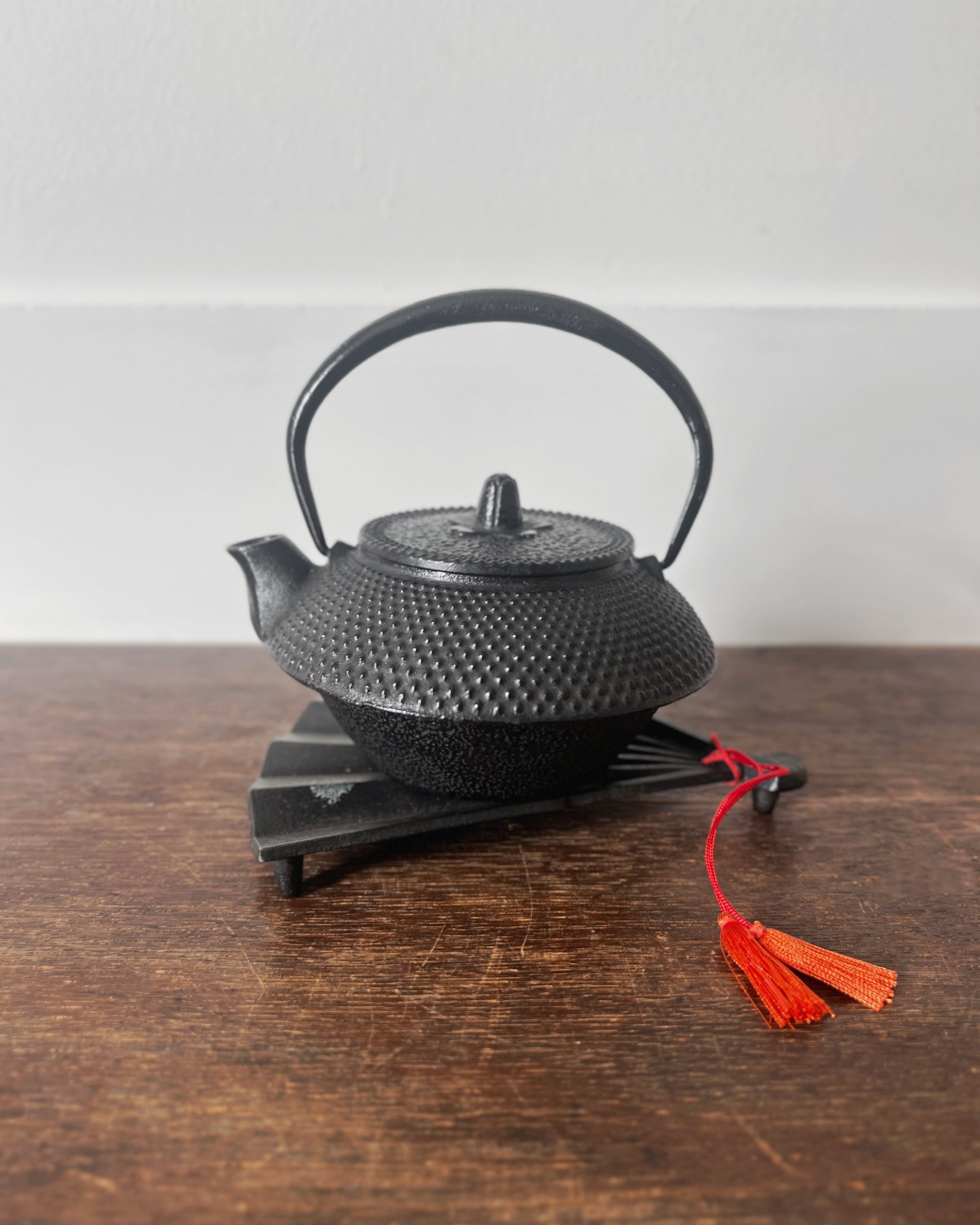 vintage cast iron teapot & trivet