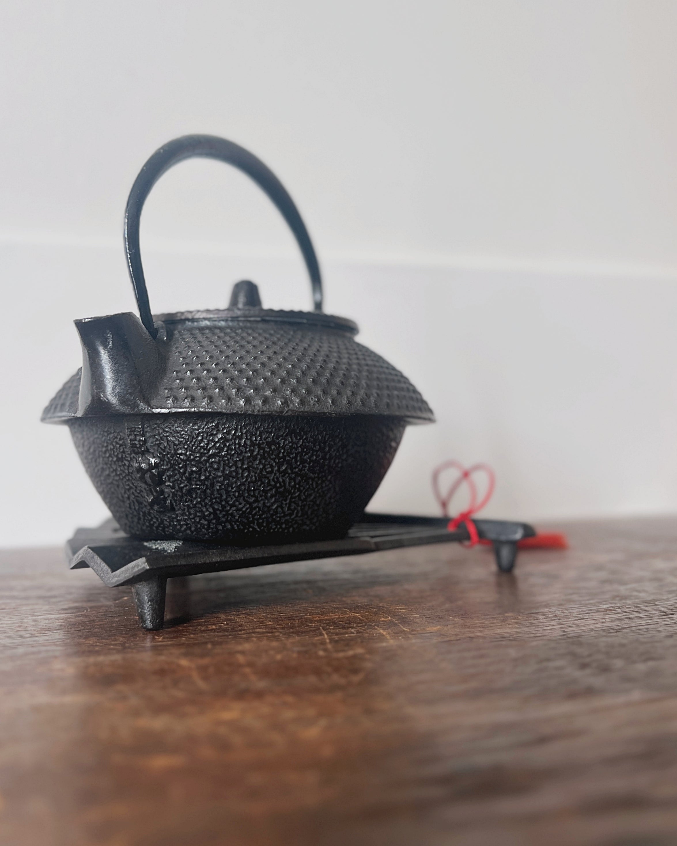 vintage cast iron teapot & trivet
