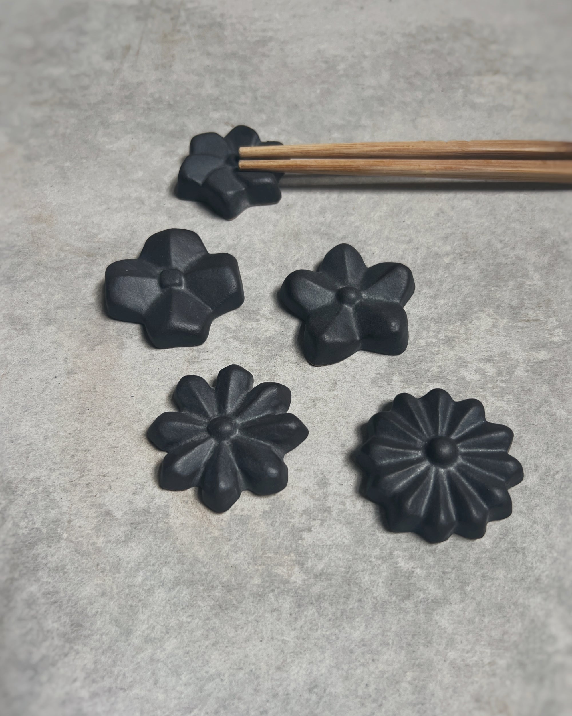 wakasama : ceramic chopstick rest
