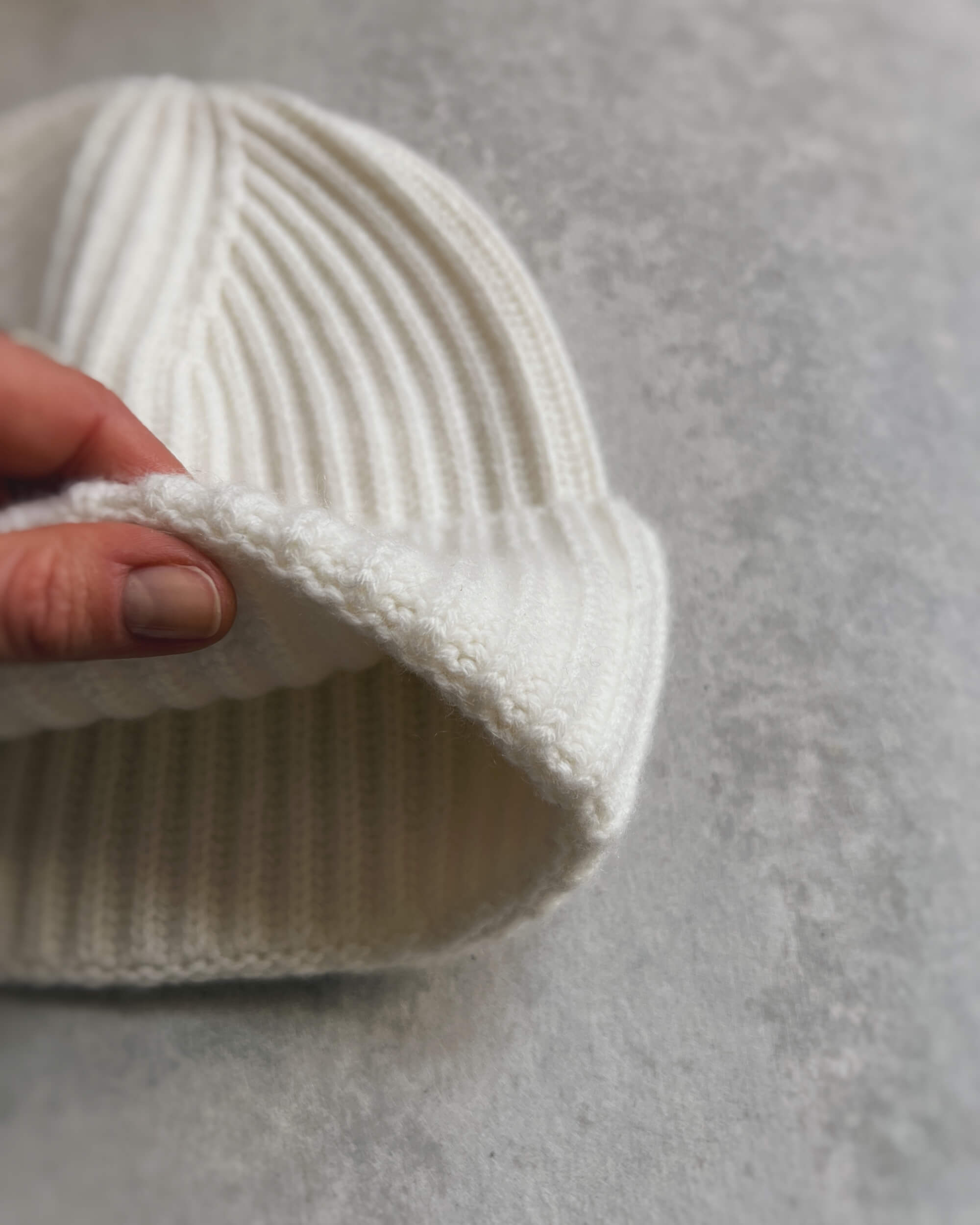 cashmerism : chunky ribbed beanie in cream