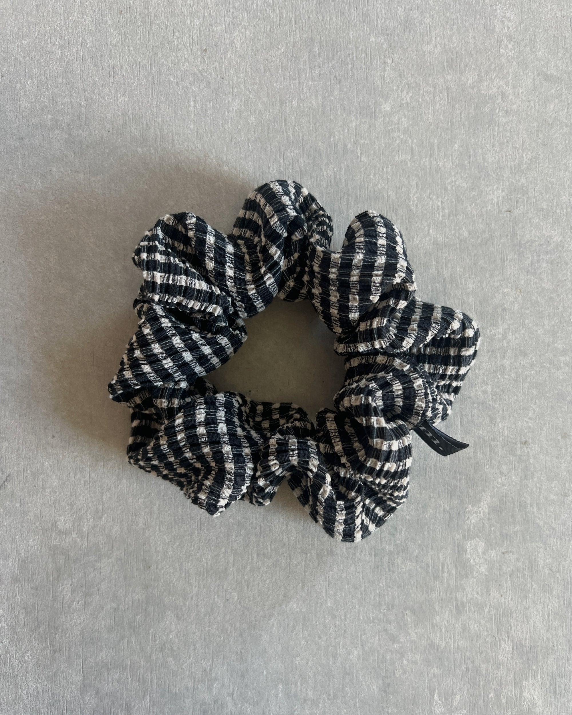 'm' for the maker : crinkle checked scrunchie