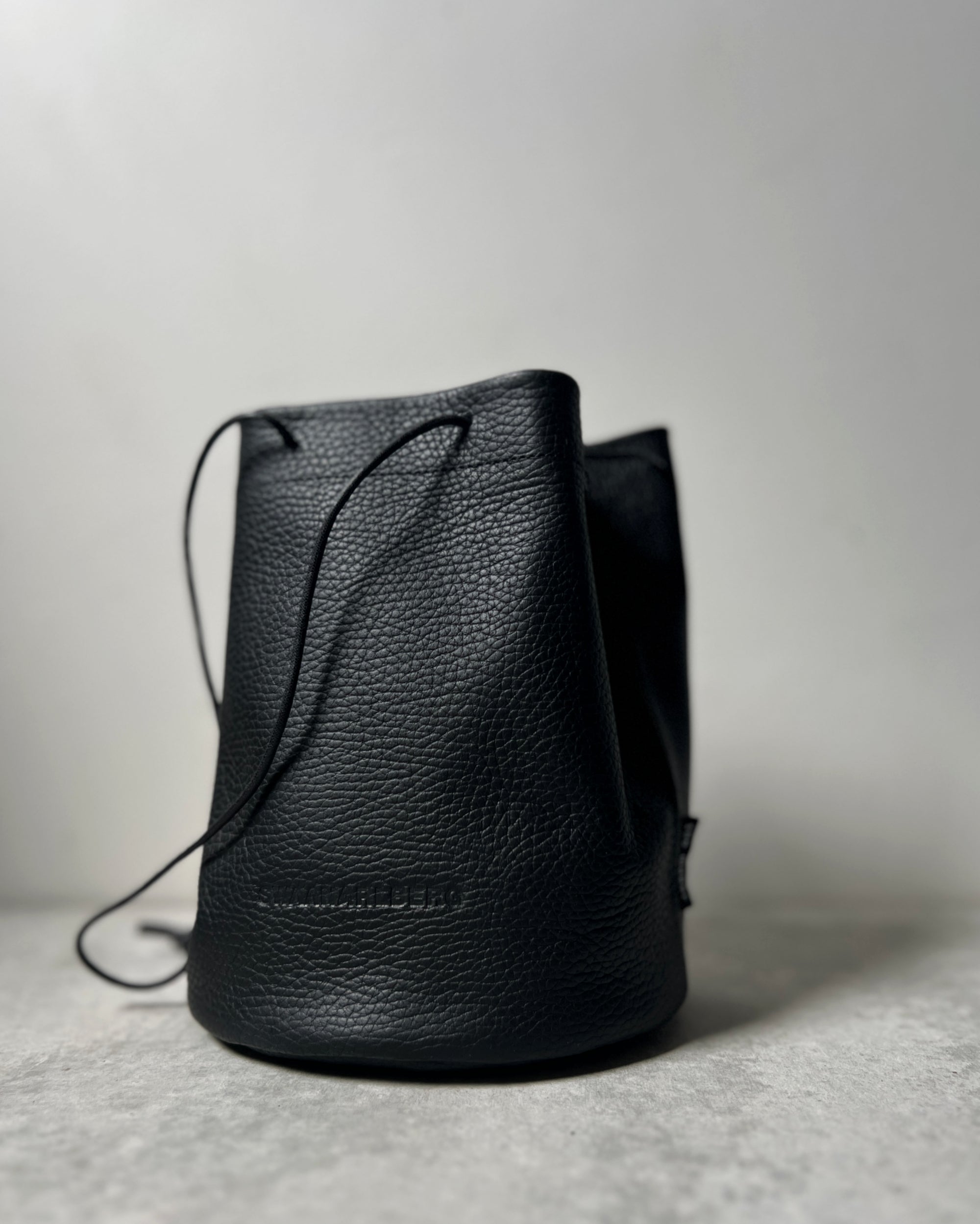 swaanarlberg : japanese leather bag in carbon