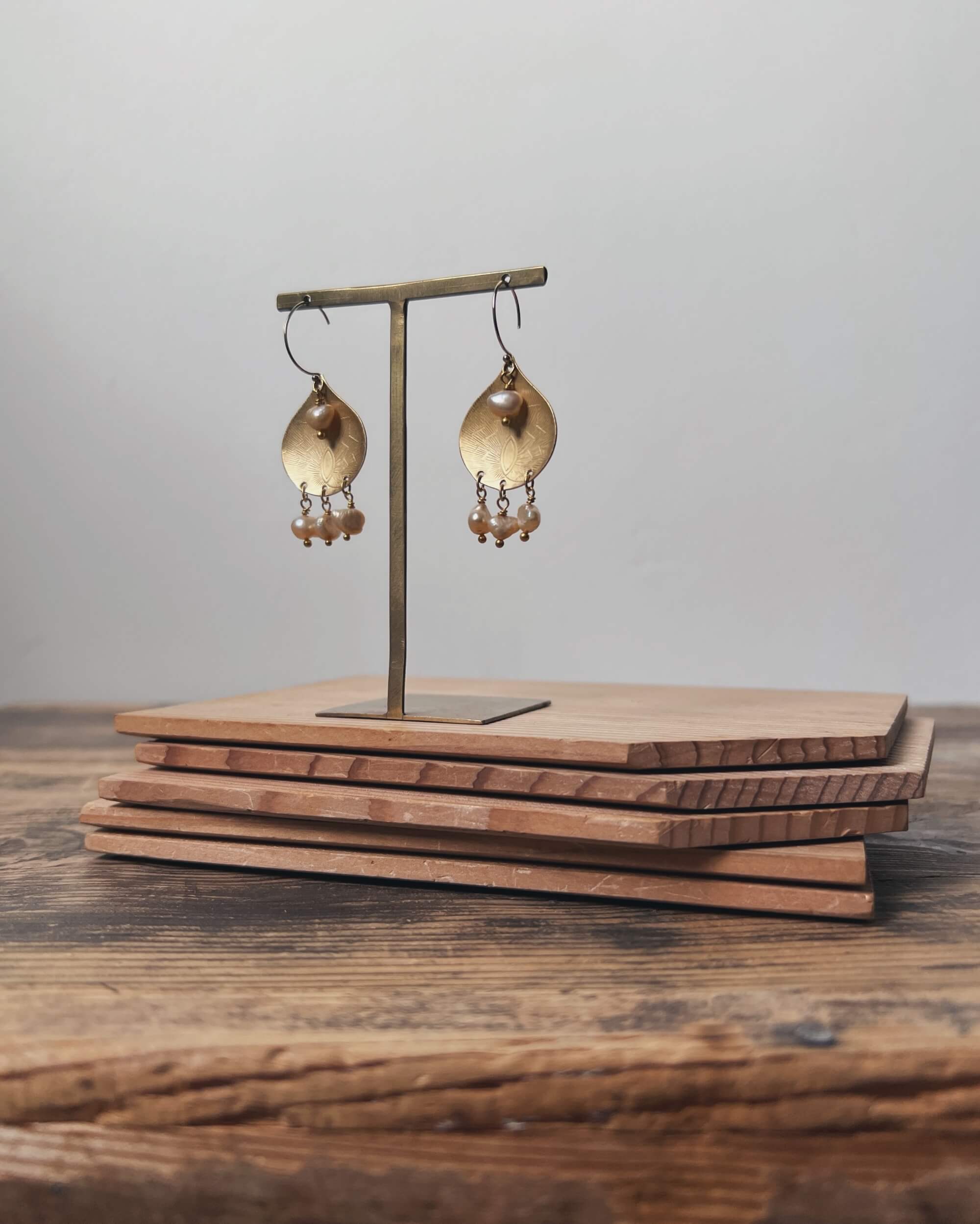 trollbinde : pearl lotus pool earrings