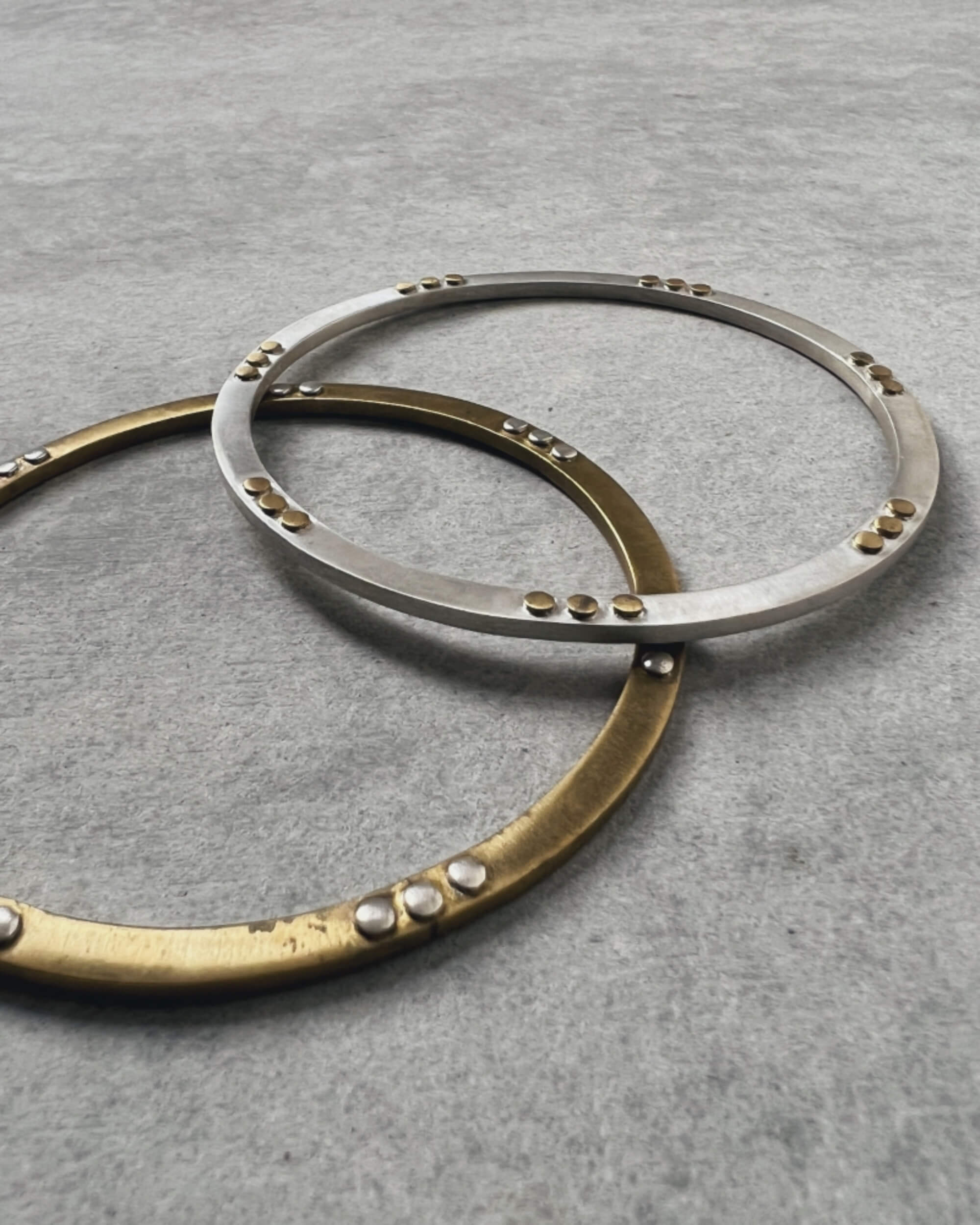 via smith : silver triple dot bangle