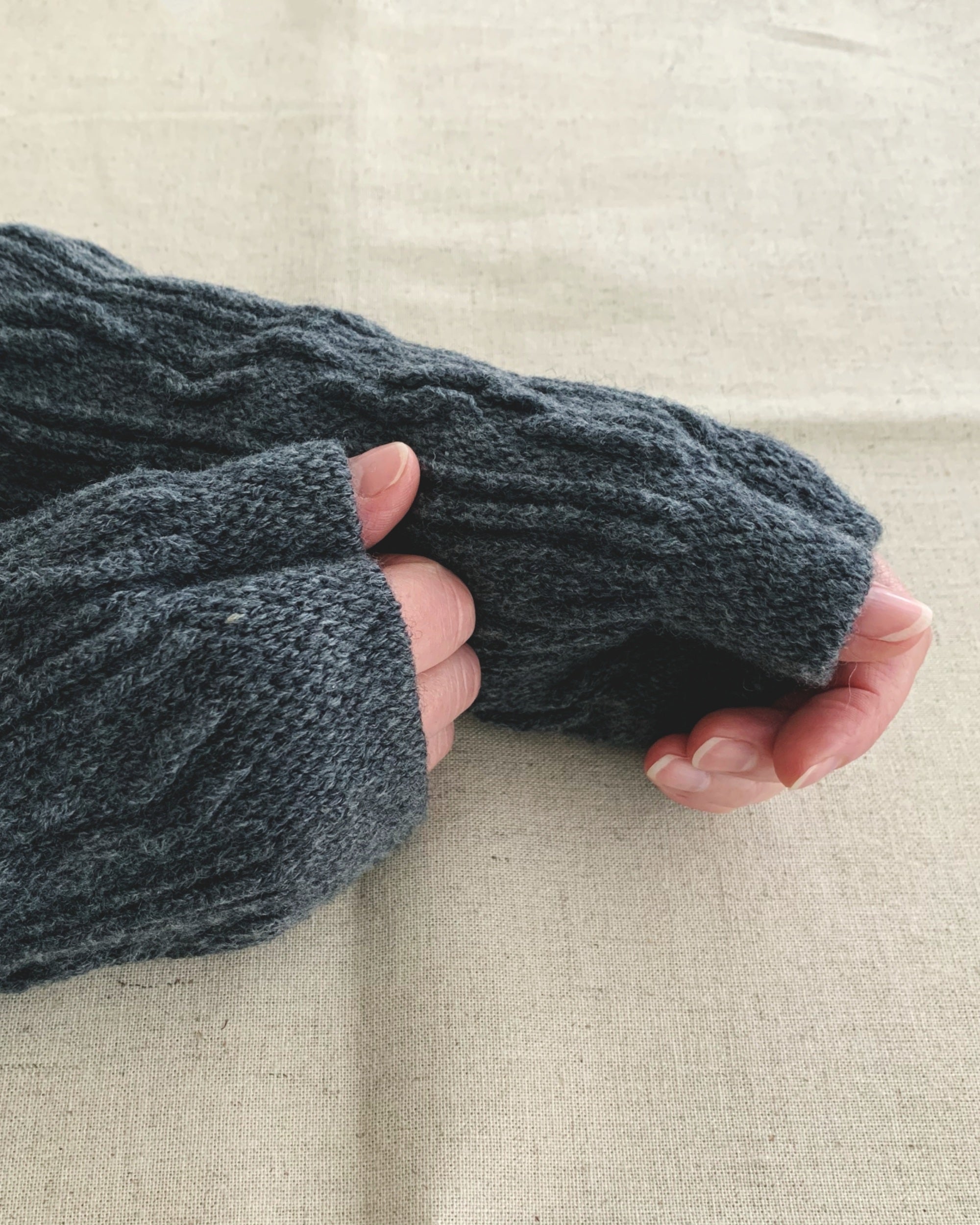 nishiguchi kutsushita : cable arm warmers slate