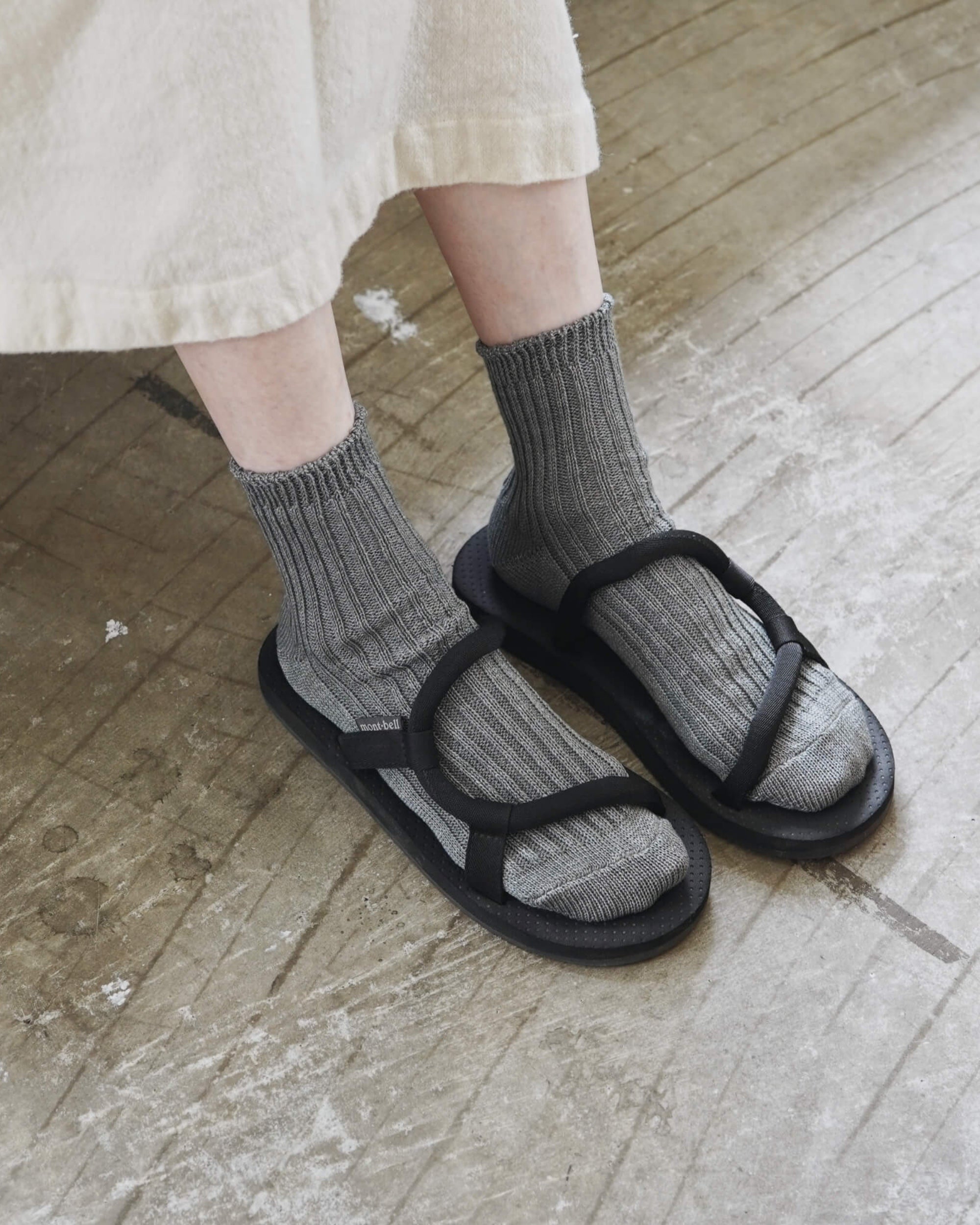 nishiguchi kutsushita : praha linen ribbed socks