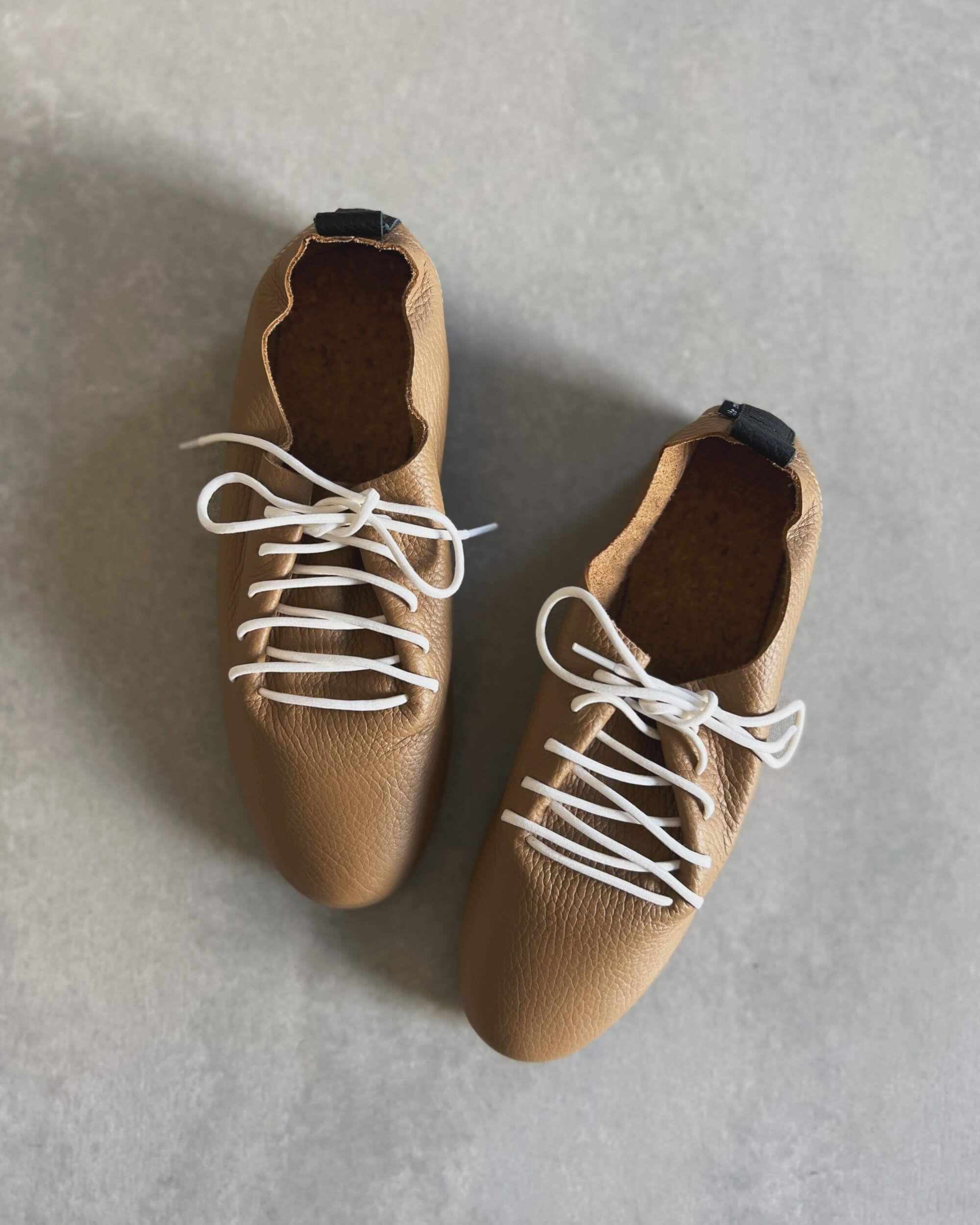 swaanarlberg : japanese leather shoes in cappuccino