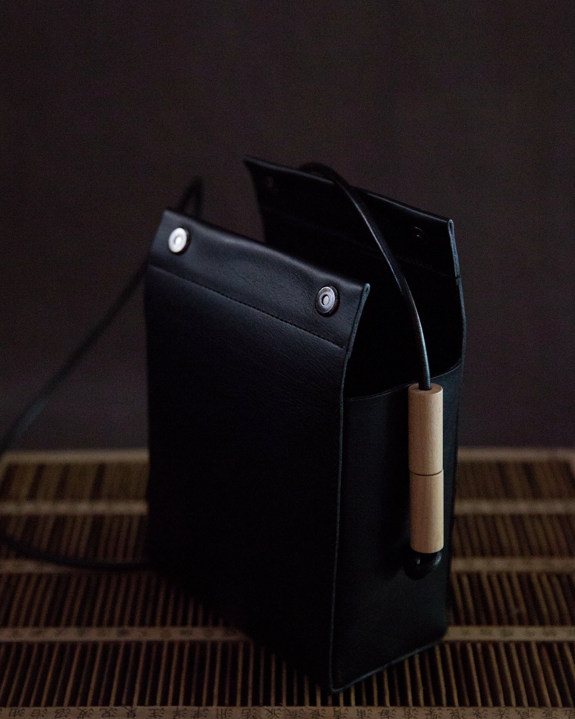 yuruku : abacus pouch in carbon