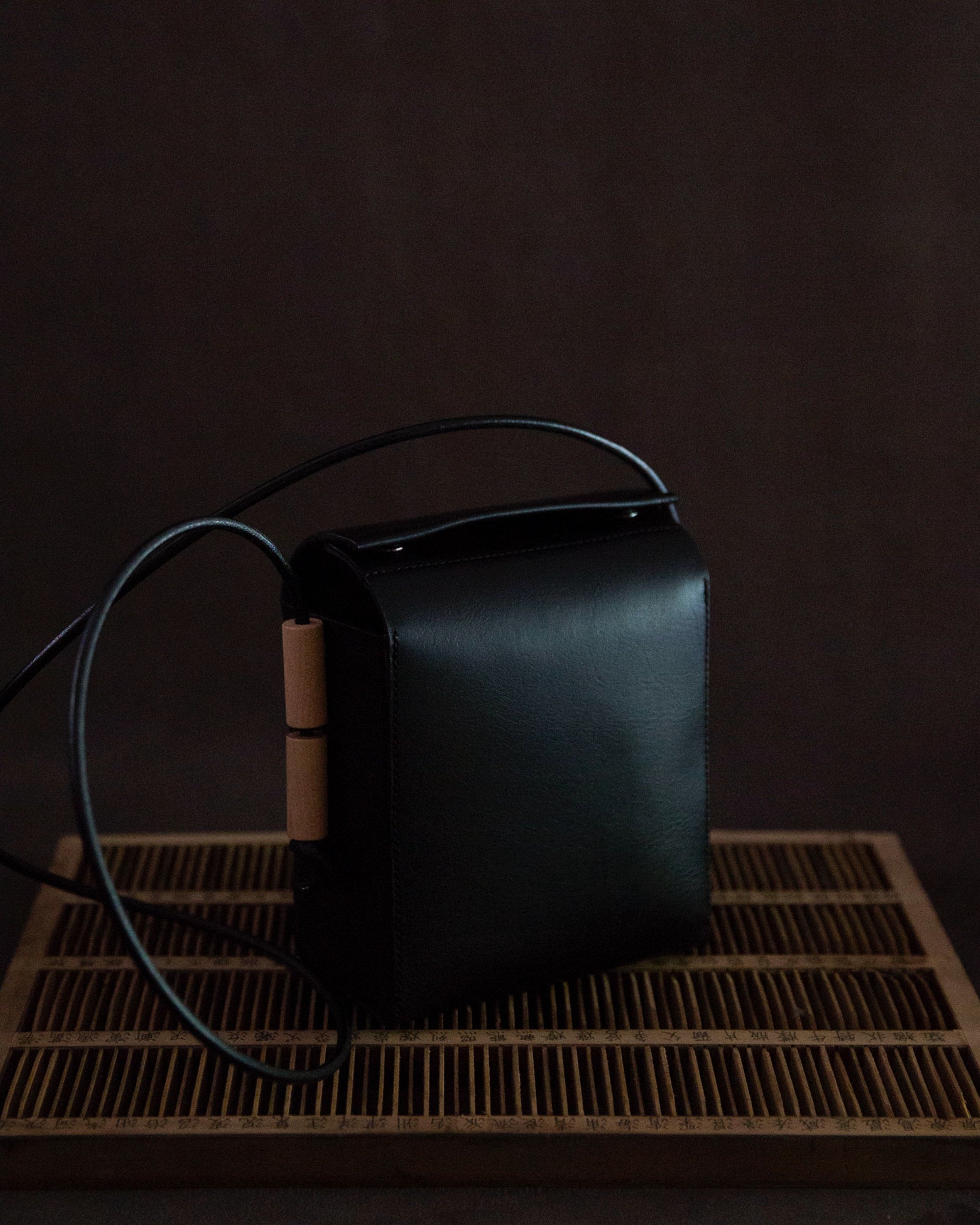yuruku : abacus pouch in carbon